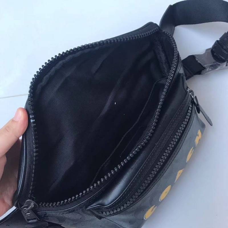 COACH F72924 TERRAIN BELT BAG IN SIGNATURE CANVAS WITH PAC-MAN COACH SCRIPT กระเป๋าคาดอก คาดเอวสุดฮิต รุ่นใหม่ล่าสุด ลายซี signature ดำ/เทา สกรีน COACH สีเหลือง สายปรับได้ ด้านในมีช่องใส่ของได้คะ ใส่ได้ทั้งคุณผู้หญิงและชาย ใส่แล้ว สวย เท่ห์ ดูดีมากๆค่ะ &#