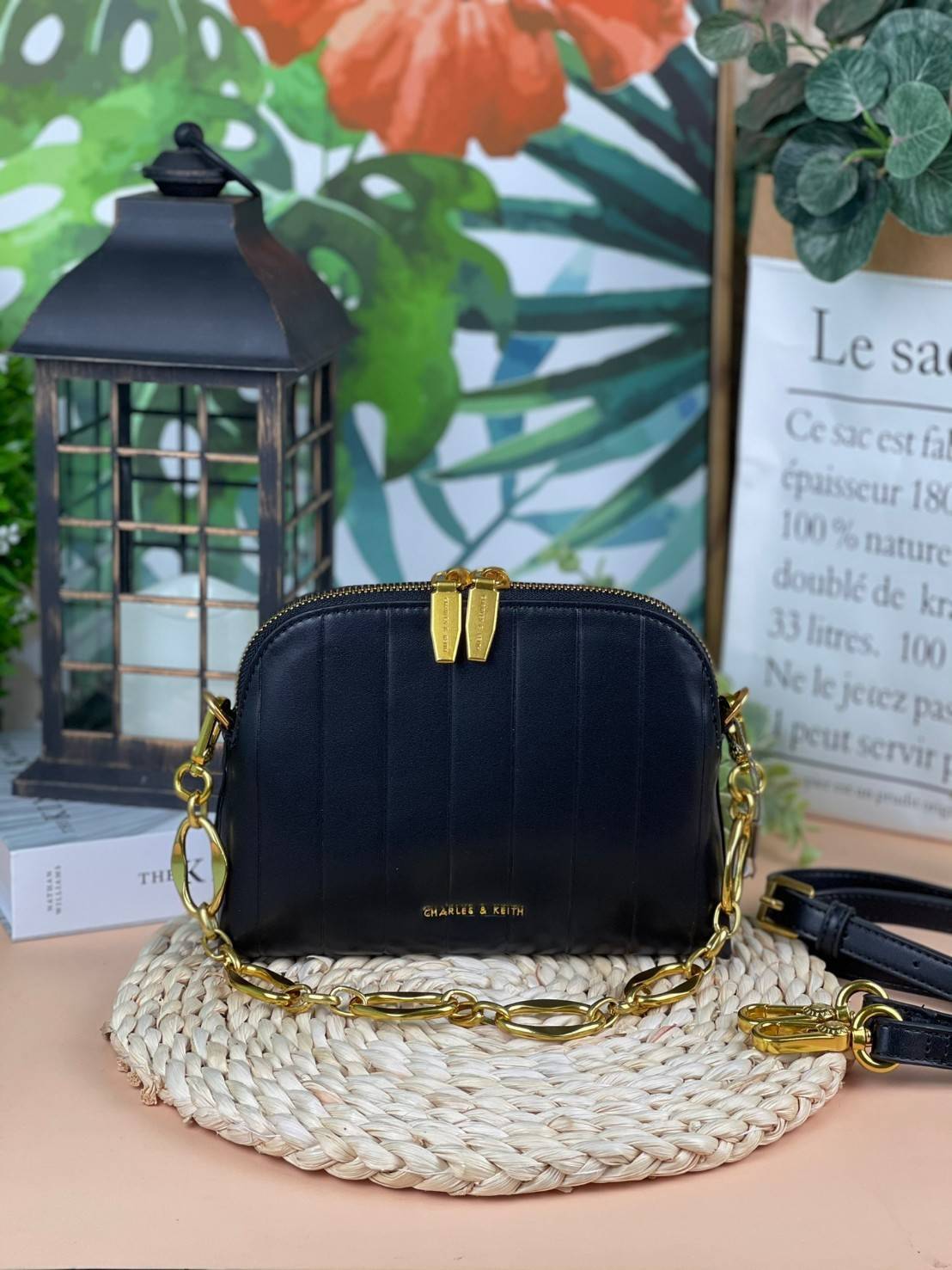 CHARLES & KEITH CHAIN HANDLE PANELLED CROSSBODY BAG กระเป๋าถือ/สะพายข้างทรงสวย วัสดุหนังเรียบแต่งดีไซน์ให้แปลกใหม่โดดเด่น โดยการปั๊มตัวกระเป๋า มีสายโซ่เพิ่มความสง่างามสามารถถือคล้องแขนหรือสะพายไหล่เก๋ๆได้ และยังมีสายสะพายยาวแบบหนังถอดและปรับสายได้อีก 1 เส