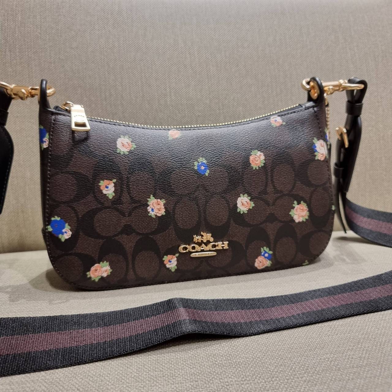 COACH C7264 C6823 C6817 JES BAGUETTE IN SIGNATURE CANVAS คอลเลคชั่นใหม่ล่าสุด พร้อมเสิร์ฟความสวยถึงบ้านเช่นเคย!! กระเป๋าสะพายทรงบาแกตต์ ดีไซน์ย้อนยุค ที่แอบแฝงความเรียบหรูดูแพงอยู่ในตัว โดดเด่นด้วยสายสะพายเส้นใหญ่ โทนสีคอนทราส ทำให้ไอเท็มนี้ดูมีลูกเล่นมาก