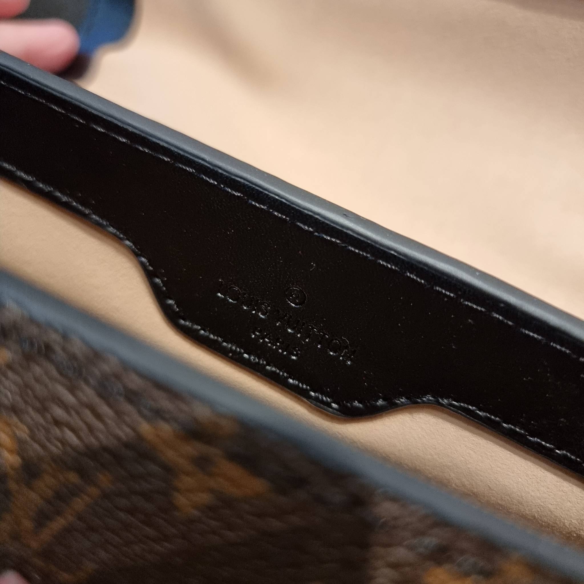 ใหม่ล่าสุดจาก LV monogram vintage box bag มาพร้อม box set สุดหรูรุ่นนี้ดีเทลยอดเยี่ยม เก็บรายละเอียดได้ดีและโดดเด่น ถือแล้วผู้ดีมาก!! วัสดุหนังแคนวาสสลับหนังแท้ เปิด-ปิดด้วยตัวบีบล็อค แน่นหนา ภายในโล่งกว้าง เลิศตรงที่เก็บทรง ขยายทรงด้านข้างได้ คอนโทรลด้วย