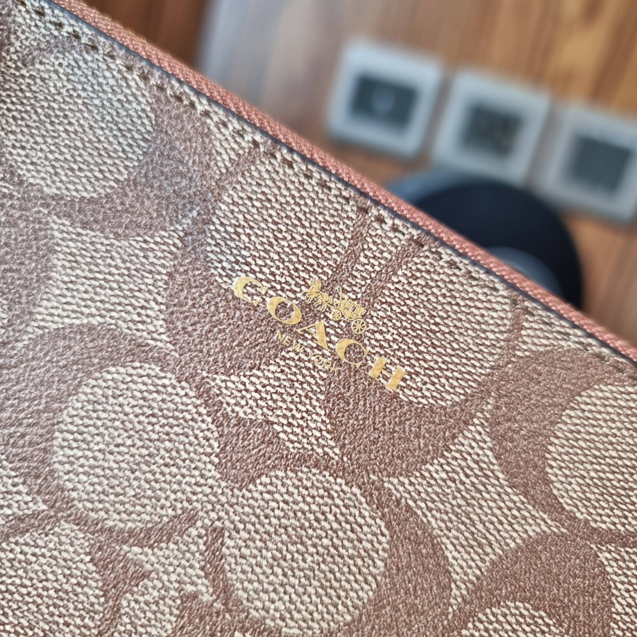 COACH F54057 DOUBLE ZIP WALLET IN SIGNATURE กระเป๋าคล้องมือ size L ใบนี้ใส่มือถือได้ทุกรุ่น ขนาดกำลังดี พกพาสะดวกมากๆ วัสดุหนังสังเคราะห์ ภายในเป็นผ้าสีสวยคม ใส่ธนบัตร ใส่บัตรได้เยอะ ใส่มือถือได้สบายๆทุกรุ่น ตอบโจทย์สาวๆที่ไม่ชอบพกเยอะวุ่นวายจ้า ใบนี้เอาอ