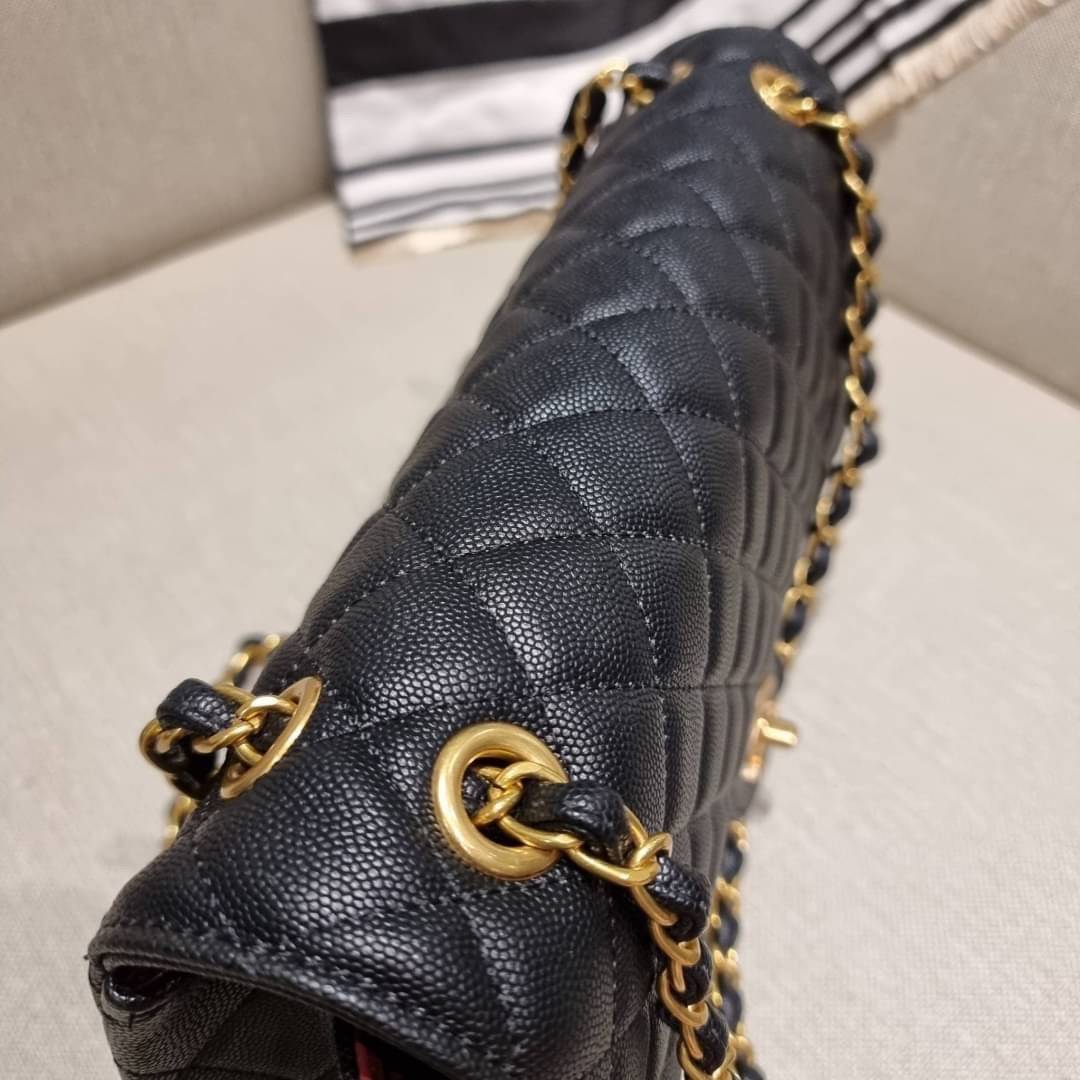 VIP 🥂 CHANEL LARGE CLASSIC JUMBO HANDBAG RARE ITEM!! CHANEL GIFT BOX SET สุดหรูชวนให้สะสมกันอีกแล้วหนึ่ง สุดยอดเดอะเบสท์ไอเท็ม พร้อมเสิร์ฟครบชุด สุดคุ้ม จัดให้กับกระเป๋ารุ่นคลาสสิคฮิตตลอดกาล ใบใหญ่จุแบบสุดๆ พร้อมกับผ้าคลุมไหล่ผืนใหญ่ ผ้าวูลนุ่มสุด