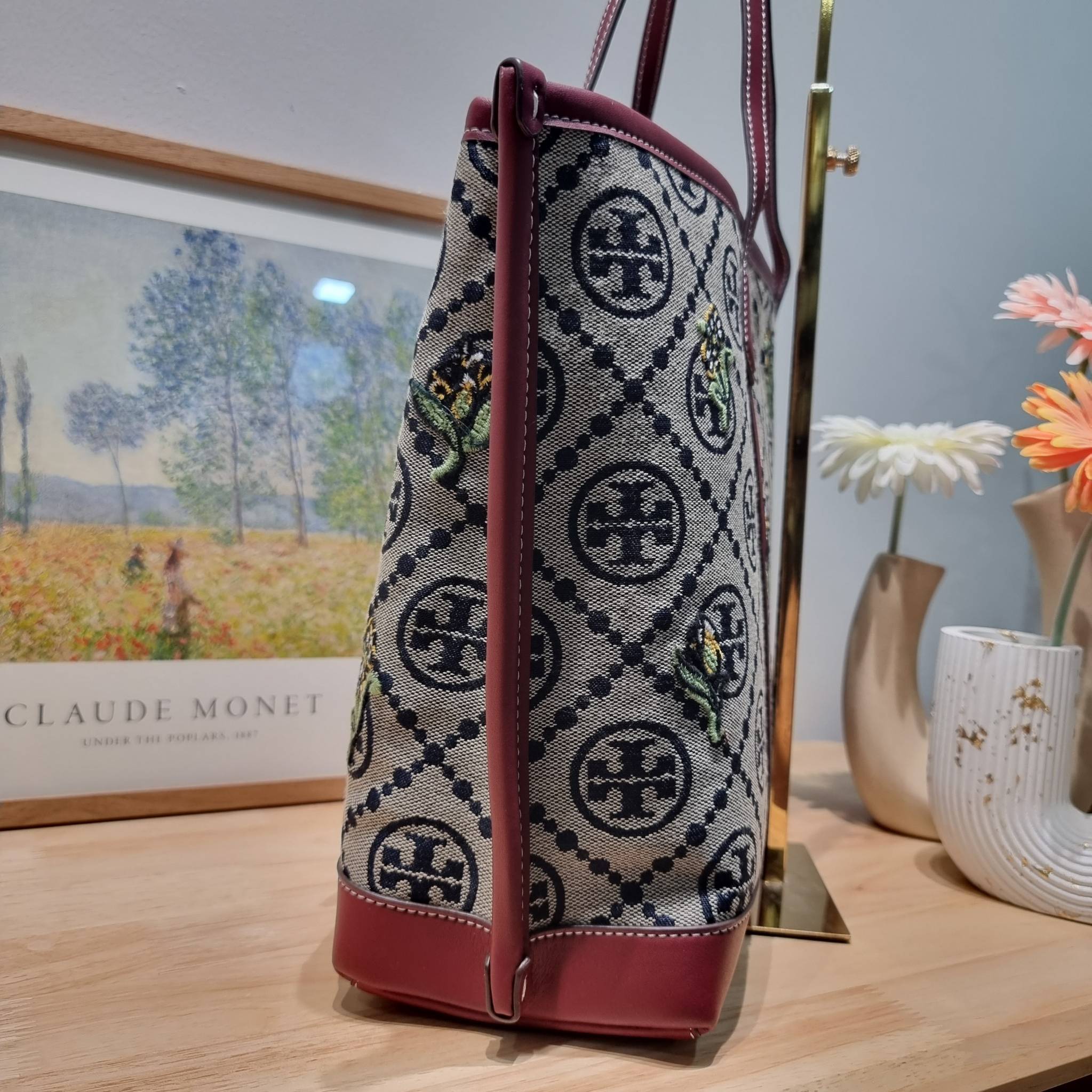 TORY TOTE BAG / TORY BURCH PERRY EMBROIDERED T MONOGRAM TRIPLE-COMPARTMENT TOTE BAG ใหม่ล่าสุด กับกระเป๋าทรงโท้ทใบใหญ่ ลวดลายโมโนแกรมสุดคลาสสิคที่ถูกดีไซน์รังสรรค์ด้วยงานปักสุดชิค น่าใช้ใจฟูแค่แรกเห็น ดีเทลดีงาม หูสะพายในตัว สะพายไหล่ได้แบบชิลๆ