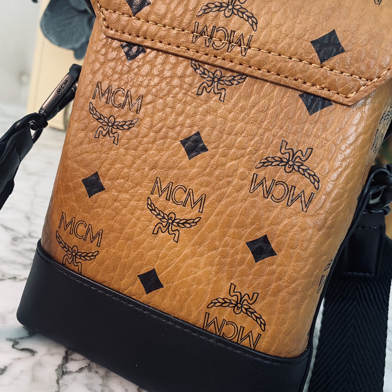 M.C.M Small Aren N/S Crossbody in Visetos Cognac คอลใหม่เอาใจหนุ่มๆ สั่งก่อนหล่อก่อนน้าา!! กับกระเป๋าสะพายข้างสุดชิค ที่ดูดีมีเสน่ห์มากๆ เห็นแล้วก็ต้องหลงแน่นอน