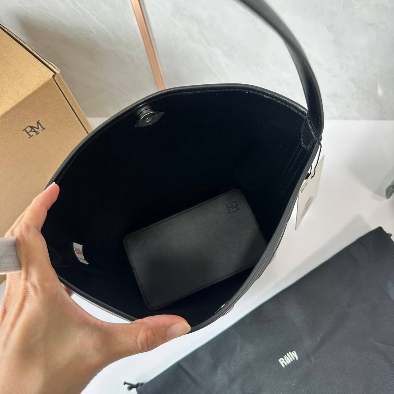 Rally The Bag Whisper กระเป๋าทรงบัคเก็ตงานหนังรุ่นใหม่ ฮอทติดลมบน มาแรงสะพายกันทั่วบ้านทั่วเมือง สายแบกสายขนห้ามพลาดจุของได้เยอะ รุ่นหนังผิวสัมผัสนิ่มมือ ทนทานและจุสิ่งของได้ครบครัน