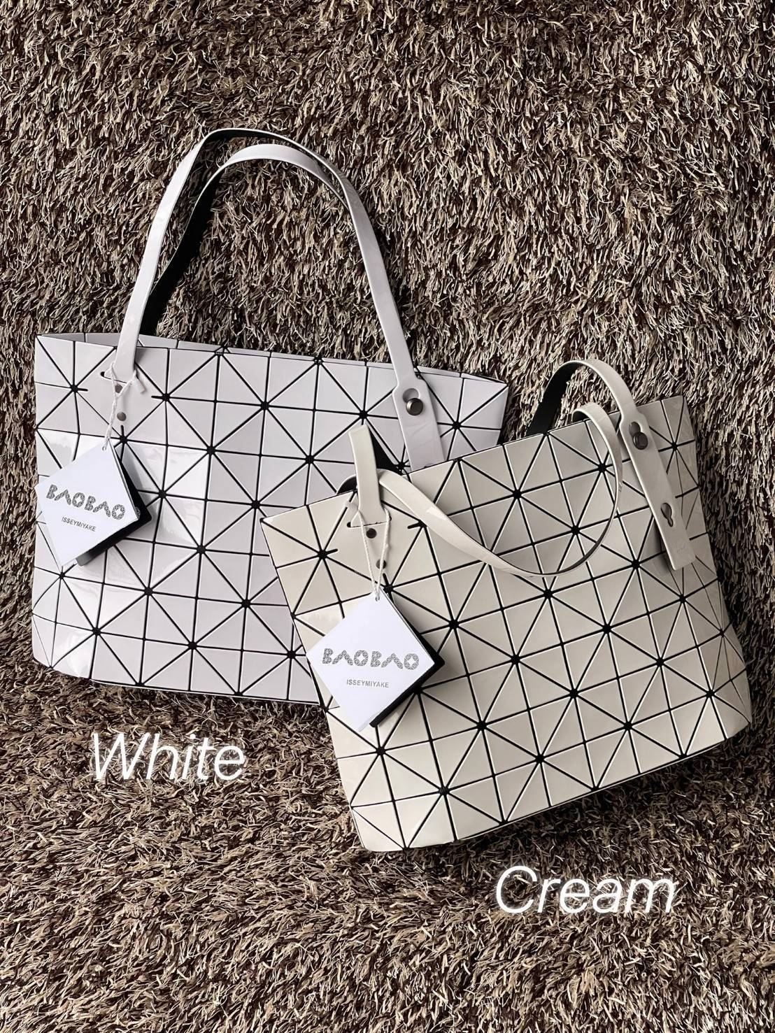 Bao Bao Issey Miyake ROCK MATTE ซีรีส์นี้จะเป็นทรงสี่เหลี่ยมผืนผ้า มีซิปปิดด้านบน ถือเป็นรุ่นที่เหมาะกับการใช้งานในชีวิตประจำวัน สามารถพับมุมและบริเวณด้านล่างของกระเป๋าเพื่อเพิ่มความสะดวกสบายในการใช้งาน ทั้งยังช่วยให้วางกระเป๋าในแนวตั้งได้อีกด้วย แผ่นต่อส