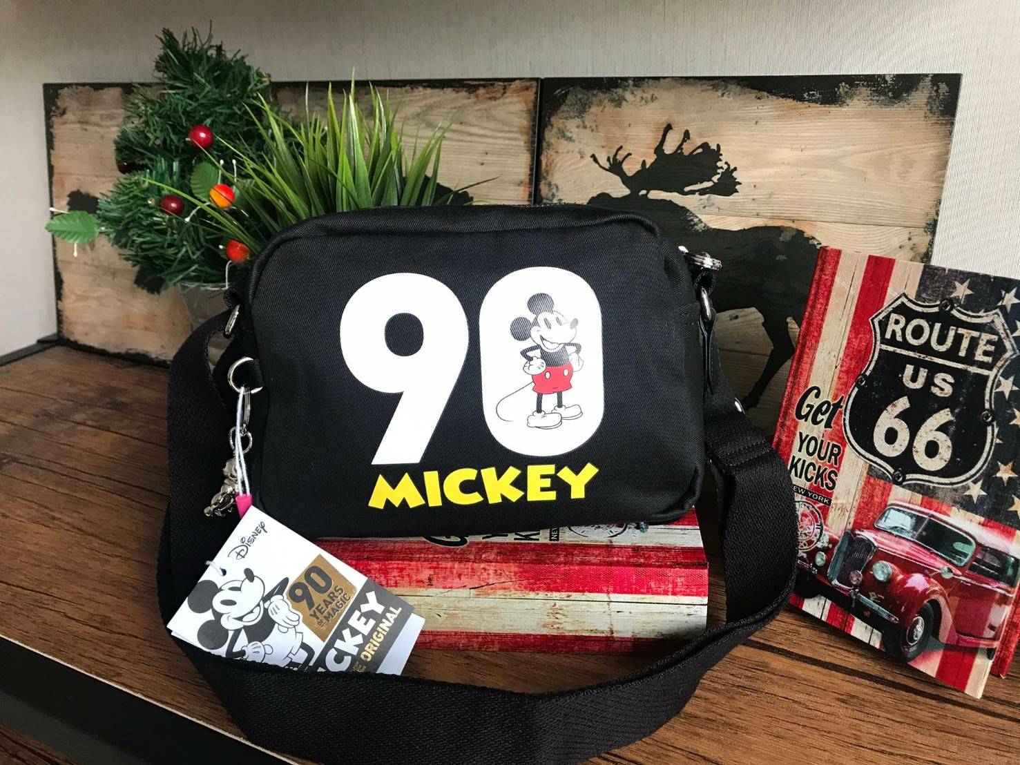 Disney's Mickey&Jungle Book Veni Crossbody Bag รุ่นLimited Edition ทรงสะพายข้าง ขนาดกำลังดี วัสดุpolester100% ดีเทลด้านหน้าลายการ์ตูนของวอลด์ดิสนีย์ เปิดปิดด้วยซิปเดียวด้านบน ภายในกว้าง มีช่องซิปและที่ห้อยพวงกุญแจ ฐานกว้างจุของได้เยอะสามารถสะพายได้ทั