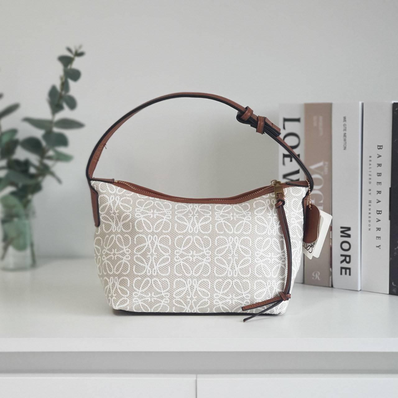 LOEWE CANVAS BAG VIP GIFT WITH PURCHASE (GWP) พรีเมี่ยมกิ๊ฟ Limited จาก LOEWE HAUTE PARFUME DUTYFREE COUNTER วัสดุ CANVAS ตัดหนังแท้ ดีไซน์ทรงยอดฮิตประจำปีเลย! ปักโลโก้แบรนด์บนผ้าทั้งใบเป็นเอกลักษณ์ เปิดปิดด้วยซิปยาวภายในโล่งกว้าง ใส่กระเป๋าสตางค์ยาว มือถ