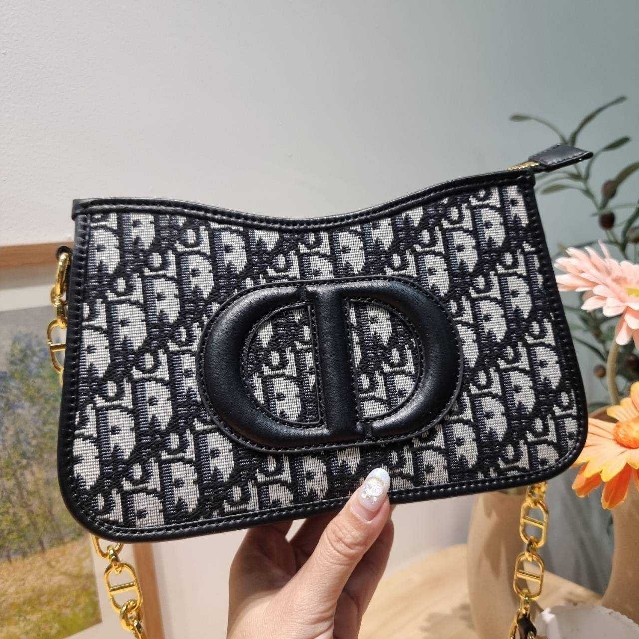 CD SIGNATURE HOBO MINI BAG กระเป๋าสะพายซิกเนเจอร์ โดดเด่นด้วยโลโก้เอกลักษณ์