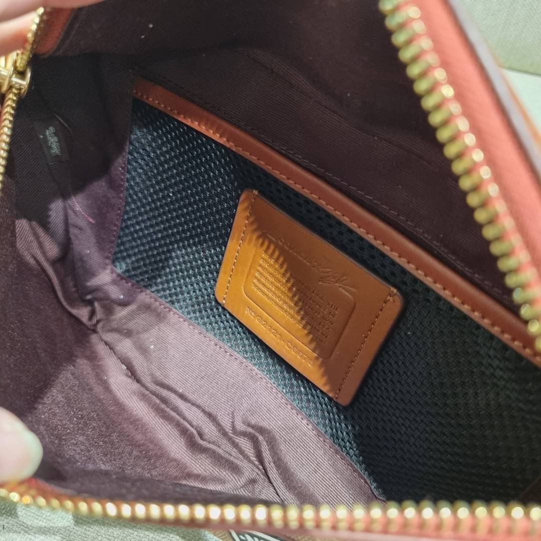 COACH C6678 LEAGUE BELT BAG IN SIGNATURE CANVAS WITH VARSITY PATCHES กระเป๋าคาดอกไซส์ใหญ่ คอลเลคชั่นที่ฮอตไม่เลิก กับดีไซน์สกีเรทโทร วินเทจ ขนาดสะพายกำลังเท่ คูลๆ ใช้งานง่าย ได้ทั้งหนุ่มๆและสาวๆ โดดเด่นด้วยแพทช์ที่สวยไม่ซ้ำใคร วัสดุหนังแคนวาสเคลือบลายสลับ