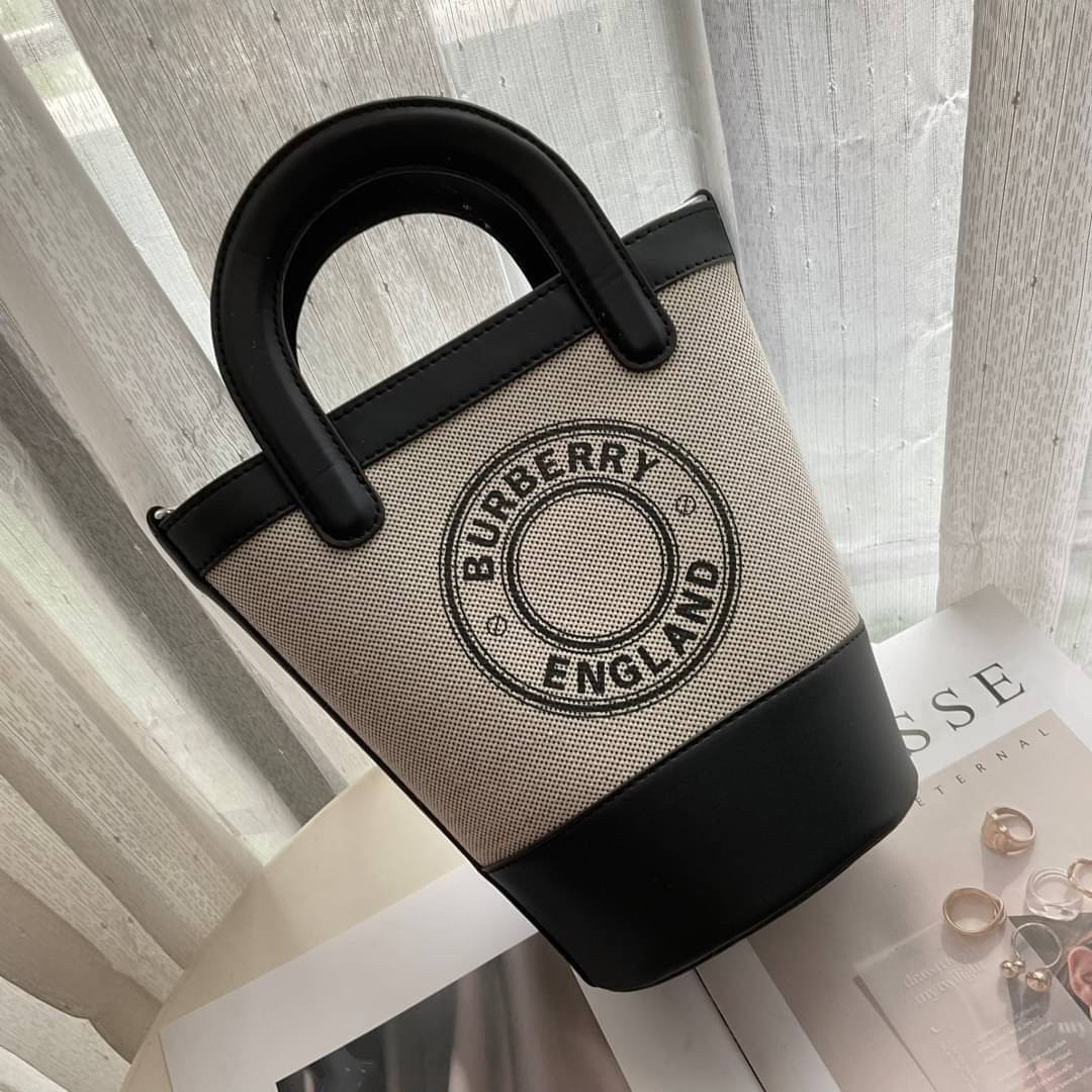 BURBERRY MINI CANVAS CROSSBODY BAG / BURBERRY BUCKET BAG *งานหรูมาก กระเป๋าทรง CROSSBODY ใบขนาดกำลังดี *ผ้าแคนวาสคาดหนังวัวแท้ ปักโลโก้แบรนด์ด้านหน้า ด้านในเปิดปิดด้วยกระดุมคาด สามารถใส่กระเป๋าสตางค์ยาว สมุดบัญชีได้
