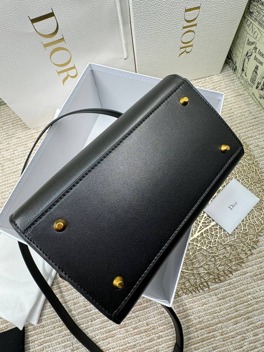 DIOR SMALL BOSTON BAG White Box Calfskin / DIOR Box Bag พร้อมส่ง กระเป๋าสะพายทรงกล่อง New for Winter 2023 คอลผู้ดี สวยหรู ตอบโจทย์และแมทช์ได้กับทุกลุคทุกสไตล์