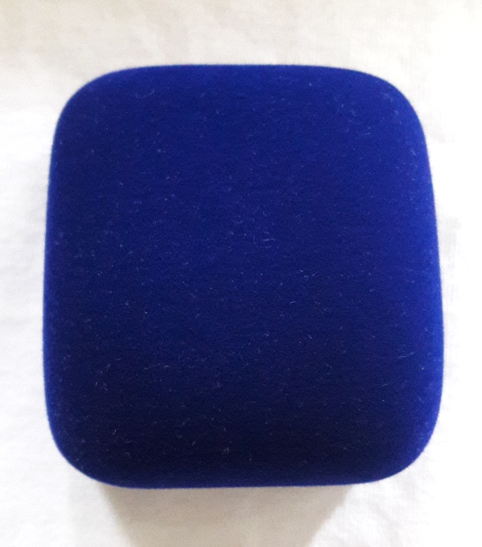 สินค้าหมดค่ะ กล่องกำมะหยี่สีน้ำเงินใส่จี้พระแบบเล็กค่ะ