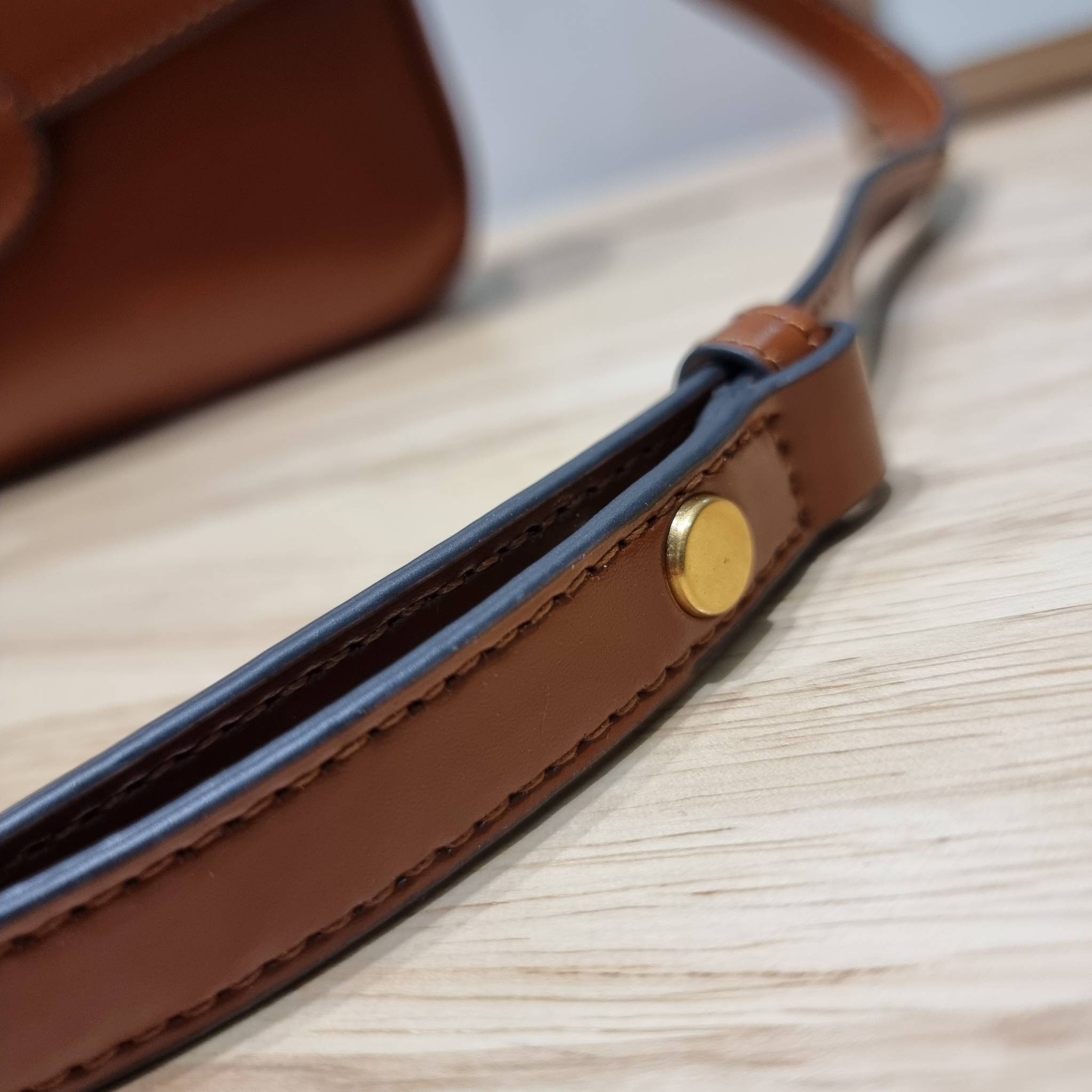 TORY BURCH ROBINSON SPAZZOLATO CONVERTIBLE SHOULDER BAG คอลเลคชั่นใหม่ สวยก่อนใคร ในราคาสุดคุ้ม! กับกระเป๋าสะพายไหล่ ดีไซน์สุดหรู หนังแก้วเงาสวยคม สีผู้ดี รูปทรงใช้งานได้ทุกลุค