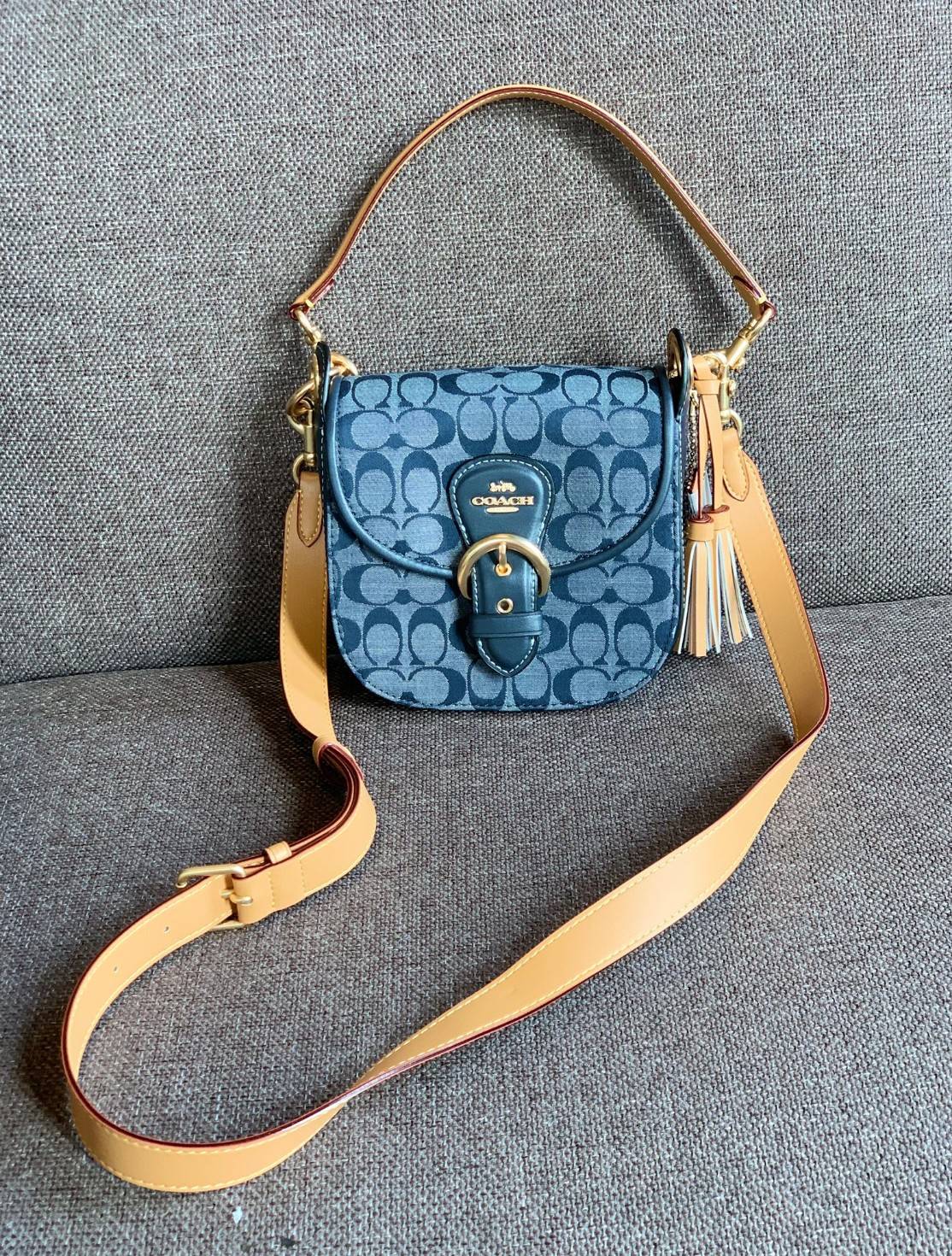 COACH KLEO IN SIGNATURE CHAMBRAY ((C8512)) / Kleo Shoulder Bag 23 In Signature Chambray 📣พร้อมส่งที่ไทย กับคอลเลคชั่นใหม่ล่าสุด ที่คุณต้องมี! สุดคุ้ม! กระเป๋าหิ้ว//ไคล้องไหล่//หรือสะพายข้างได้ วัสดุผ้า Chambray ทอลายแบรนด์ตัดขอบหนังแท้ได้สวยงามค่ะ