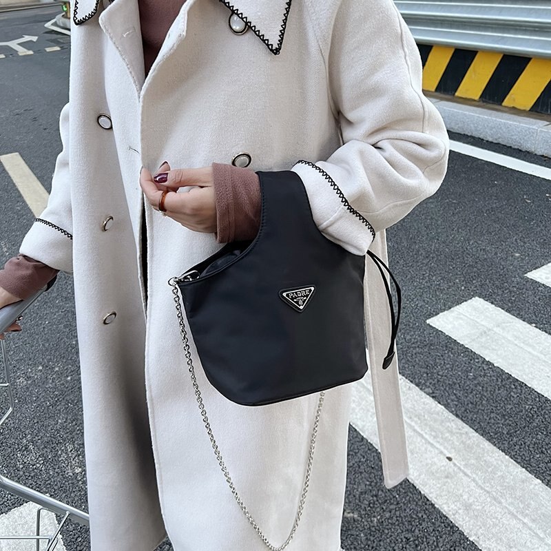 PRADA Tote Bucket Bag 2022 รุ่นใหม่พร้อมส่ง กระเป๋าทรง Handbag & Crossbody แบรนด์ Prada อีกรุ่นที่ขนาดกำลังน่ารัก ตัวกระเป๋าตั้งอยู่ทรงสวย กันน้ำ ด้านหน้าประดับโลโก้ อะไหล่เงิน สวยหรูเว่อร์วัง