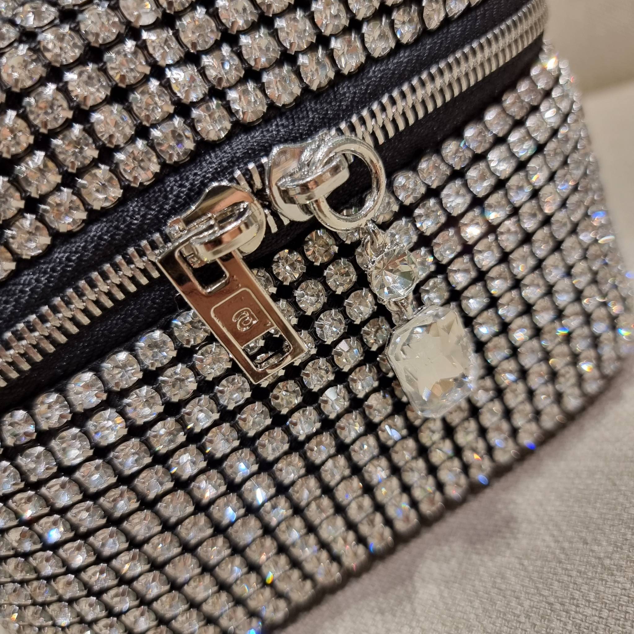 ALEXANDER WANG HEIRESS BOX BAG IN RHINESTONE MESH ใหม่ก่อนใคร กับไอเท็มสุดเอ็กซ์คลูซีฟ วีไอพีจากเคาน์เตอร์ กับกระเป๋าถือ/สะพายทรงกล่องตกแต่งพลอยเทียม หรูหรา โดดเด่น ดูแพง ด้วยการตัดเย็บเรียงร้อยลงบนตาข่ายเนื้อละเอียด ทำให้ดูดีมีราคางดงามมากๆ เปิด-ปิดด้วยซ