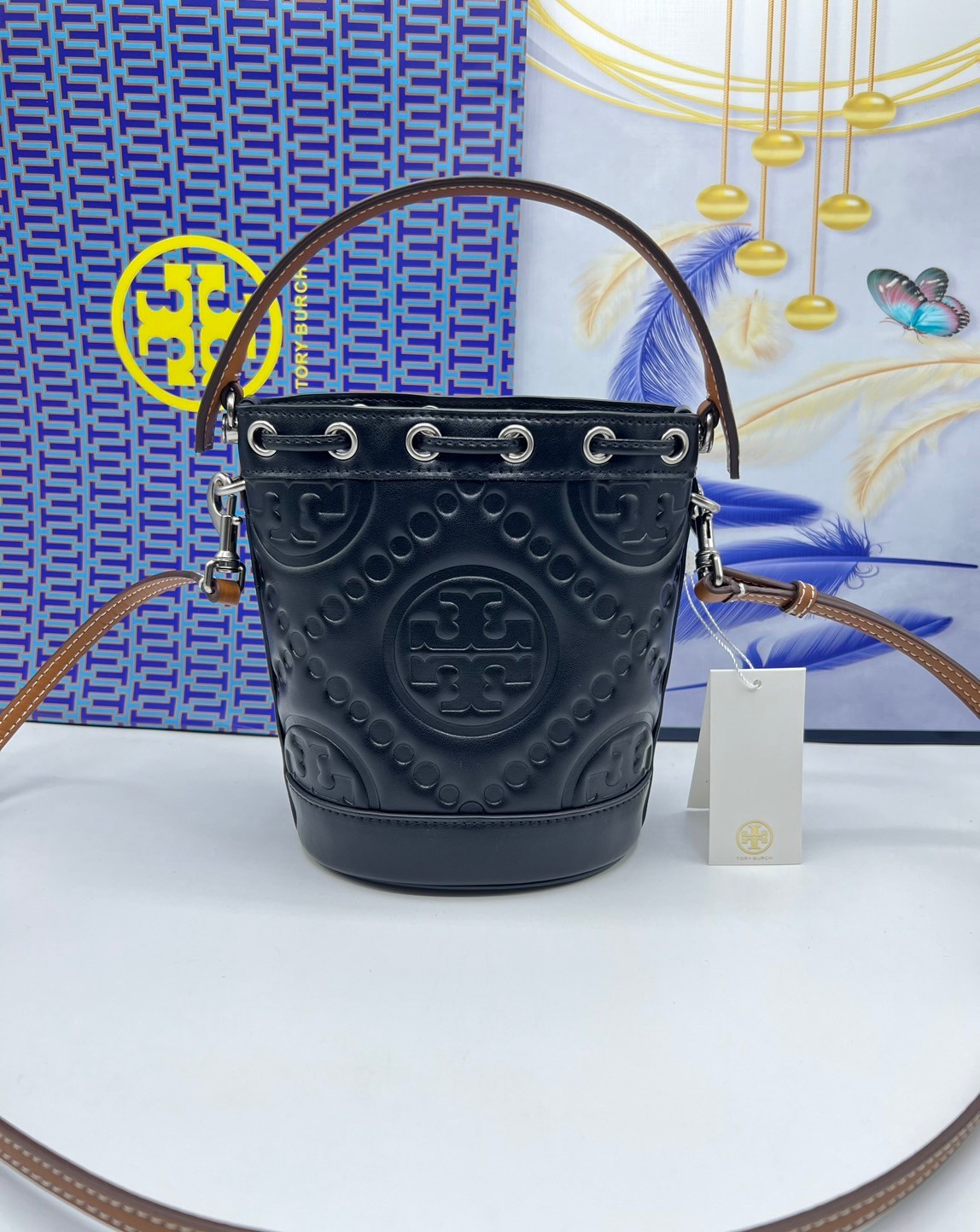 6 สี Tory Burch Puffy Mini / Tory burch T Monogram Puffy Patent Mini Bucket Bag / Tory Bucket Bag กระเป๋าบัคเกต size เล็ก โดดเด่นด้วยโลโก้ตัวนูนปั๊มด้านหน้า