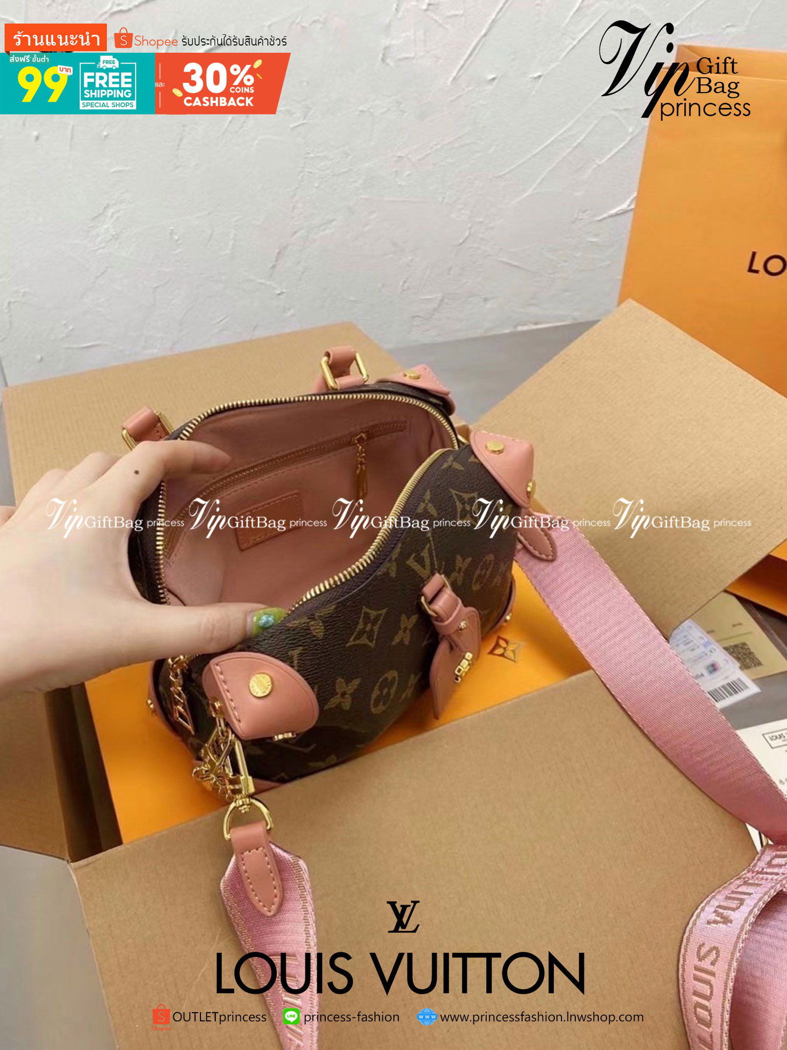 VIP 】LV Louis Vuitton Petite Malle Souple Bag กระเป๋าสะพายทรงหมอนมินิสวยน่าใช้มากค่ะ ขนาดกำลังน่ารักเลยค่ะ ภายในโล่งกว้าง ใส่ของได้เยอะน้าา งานซิปกลางเก็บของได้อย่างมิดชิด หนังลายโมโนแกรม มาพร้อมสายสะพายยาว 2 สาย ถอดออกถือได้ ไอเท็มน่ารักขนาดนี้ ไม่มีได้ไ