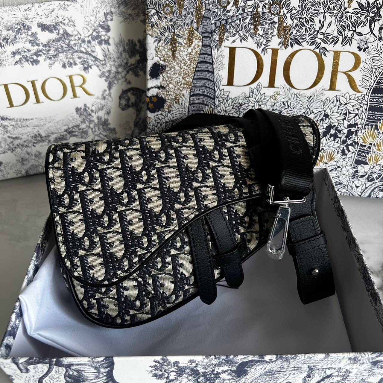 หนังแท้ DIOR SADDLE BELT BAG รุ่นสุดฮิต สามารถคาดอกสะพายข้างหรือคาดเอวก็ได้สามารถใช่งานได้ทั้งชาย/หญิง งานสวยมากพร้อมอุปกรณ์ครบชุด เกรดออริงานเทียบเท่าของแท้เลย กระเป๋ารุ่นยอดนิยมตามแบบฉบับแบรนด์ พร้อมส่งที่ไทย เกรดออริจินอลผ้าแจ๊คการ์ดและหนังแท้ ภาพสินค้