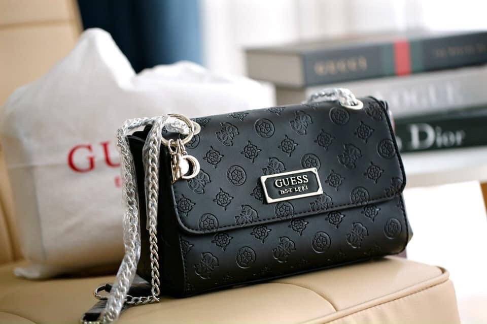 GUESS HANDBAG กระเป๋าสะพายรุ่นใหม่จาก Guess factory รุ่นนี้สามารถสะพายได้ทั้งสายคู่และสายเดี่ยว