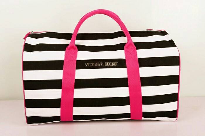 กระเป๋าTravel bag สีชมพู สุดทันสมัย ยี่ห้อ Victoria's Secret รุ่น Victoria's Secret Stript canvas bag กระเป๋าผ้าแคนวาส สุดเริ่ด ดีไซน์แบบลายขาวดำ แถบสีชมพู สวยปังมากๆค่ะ สามารถใส่เสื้อผ้าไว้ไปเที่ยว หรือไปฟิตเนต ใบนี้คุ้ม จุ และสวยมากๆค่ะ ปากกระ