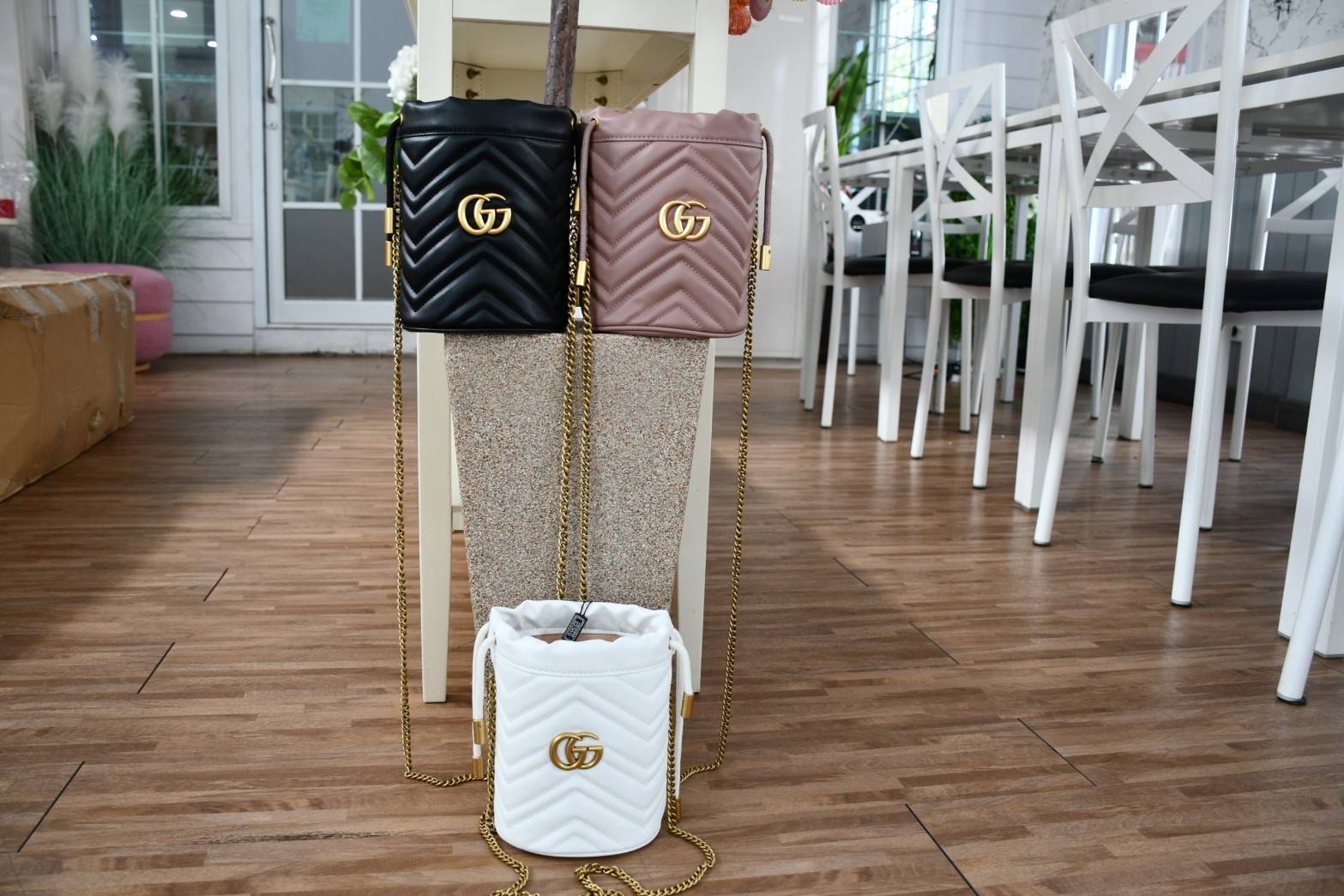 VIP 】Gucci GG Marmont mini bucket bag กระเป๋าสะพายข้าง Premiumgift วัสดุหนังแท้ ด้านในโล่ง มีช่องใส่บัตร3ช่อง ใส่กระเป๋าตังค์ ใส่โทรศัพท์ Iphone+ ได้ สายโซ่ยาว Crossbody ได้ ถอดสายได้ น้ำหนักเบา มาพร้อมถุงผ้าแบรนด์ ใบนี้คือที่สุด คุณหนูมากมาย ไม่ควรพลาดเล