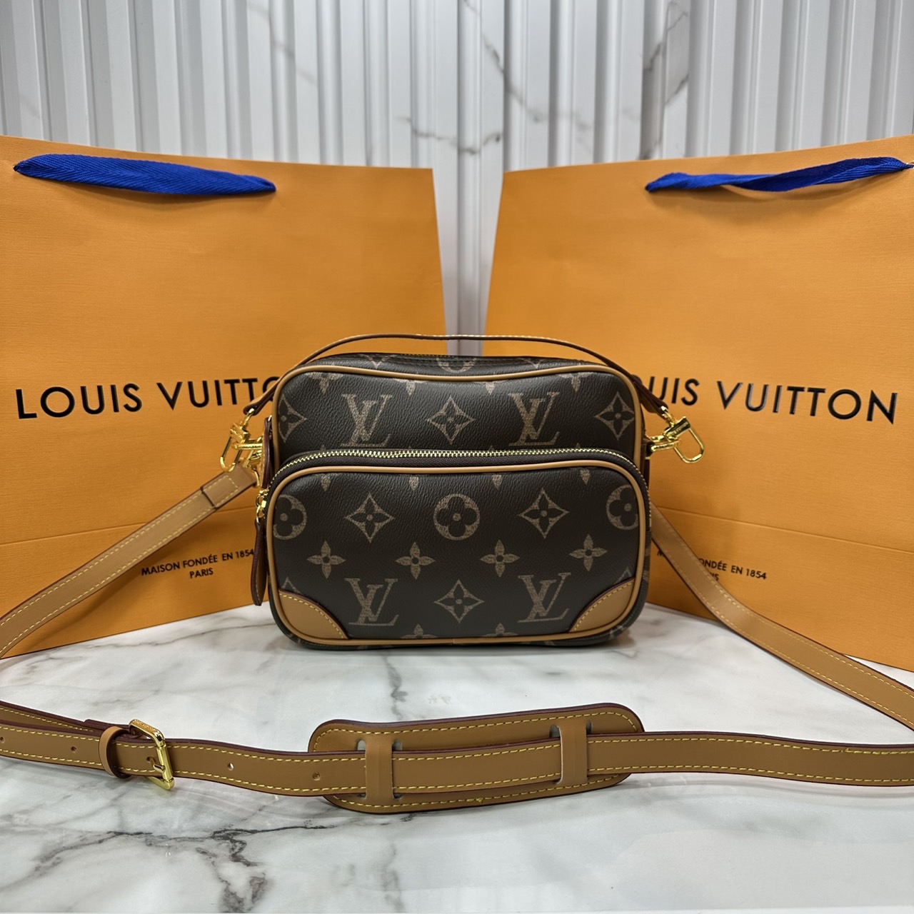 LV Nil bag Monogram Canvas กระเป๋าสะพายทรงแมสเซ็นเจอร์สไตล์วินเทจ ครอสบอดี้รุ่น Nil หรูหรา พิมพ์ลาย โมโนแกรมพาตินา VVT ช่วยขับเน้นลุควินเทจให้โดดเด่น