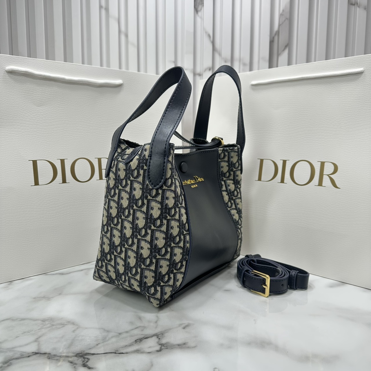 ORI หนังแท้ | DIOR Small Signature Bucket Bag / Dior bucket bag กระเป๋าทรงบัคเกตรุ่นใหม่ล่าสุด มาพร้อมกับการออกแบบที่โดดเด่น และสง่างาม เรียบหรูดูแพง มีรายละเอียดสุดวิจิตร