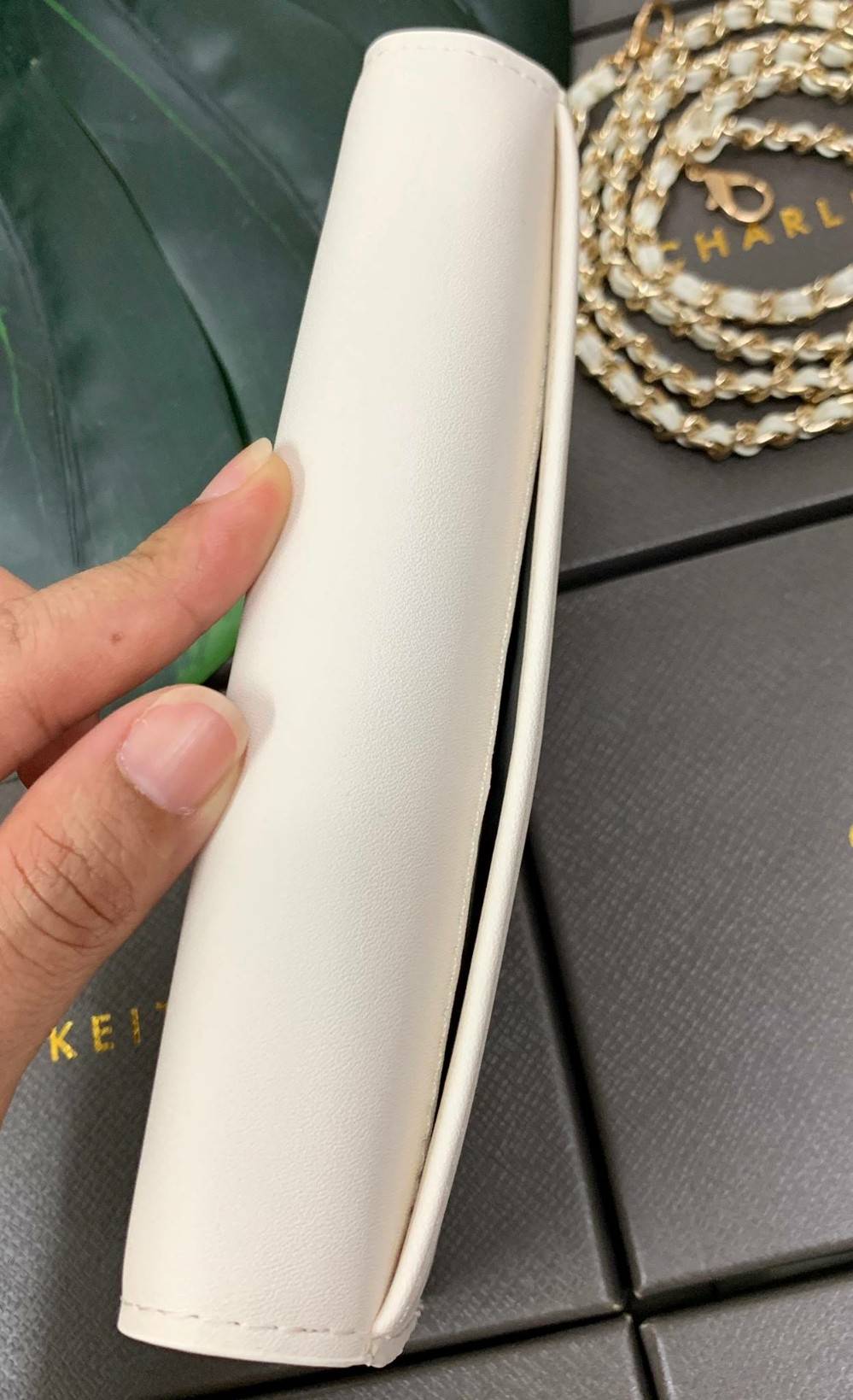 CHARLES & KEITH BAG กลับมาอีกครั้ง รุ่นขายดีค่ะ...กระเป๋าสตางค์มีสายสำหรับสะพายข้างหรือแบบครอสบอดี้ร์ได้ค่ะ วัสดุหนังเรียบ ด้านหน้ามีอะไหล่โลโก้แบรนด์ เปิดปิดกระเป๋าแบบกระดุมแม่เหล็ก ภายในมีช่องใส่ธนบัตร สามารถใส่แบงค์พันได้ค่ะ มีช่องใส่บัตรต่างๆ ช่องซิปส