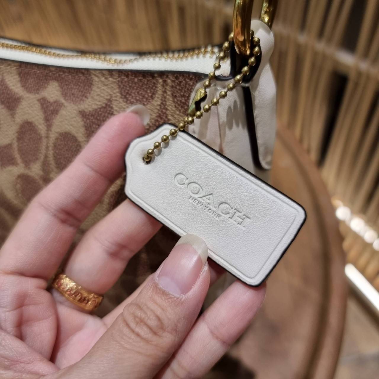 COACH 52577 SUTTON CROSSBODY IN SIGNATURE CANVAS กระเป๋าสะพายไหล่ สวยคลาสสิค สไตล์วินเทจ ใบใหญ่จุใจ วัสดุหนังแคนวาสเคลือบลาย สายคล้องไหล่ในตัว ภายในโล่งกว้าง จุของได้เยอะแน่นๆ มาพร้อมสายสะพาย crossbody ที่จะถอดออก หรือจะสะพายก็เก๋ สวยโดดเด่นแน่นอน พร้อมเส