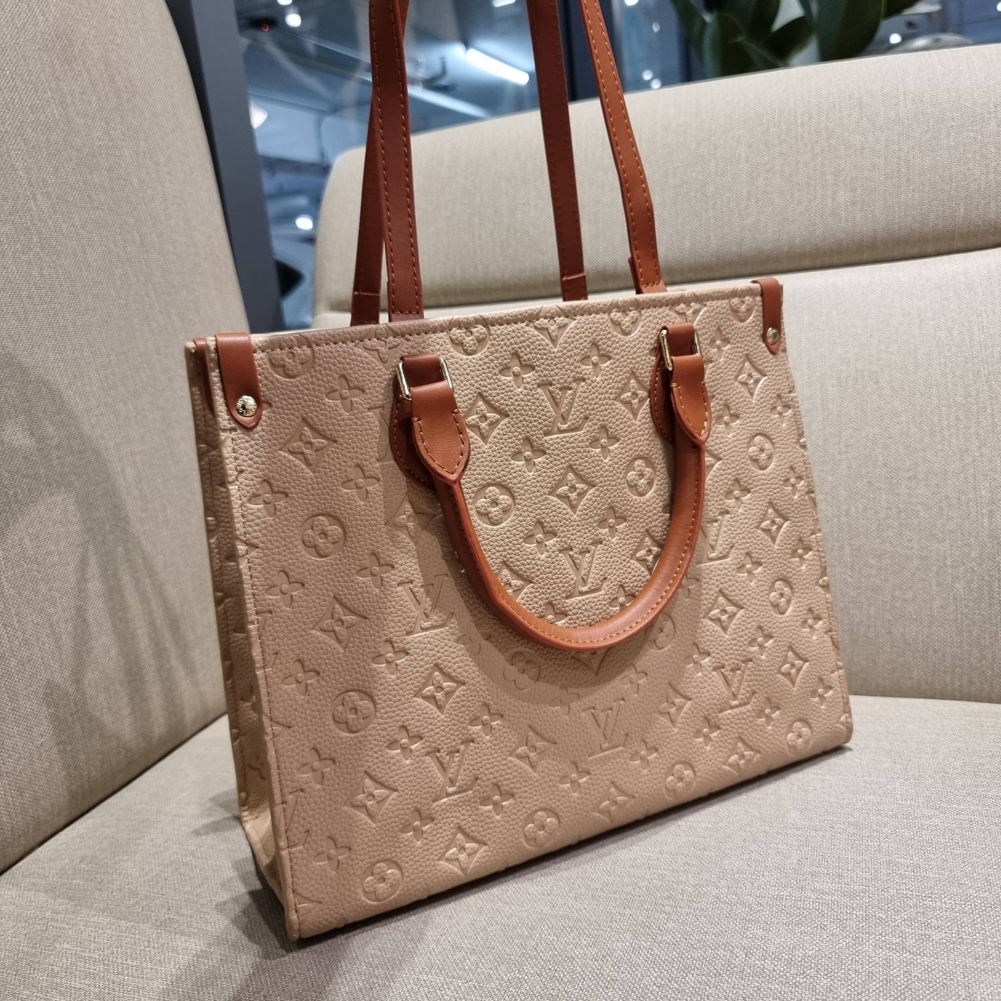 LV crossbody tote bag / LV Shopping Bag ดีไซน์สวยคม สมราคา ดูแพงไปอีก ด้วยดีเทลลายของหนัง crossgrain กระเป๋าทรงโท้ทคลาสสิค ผู้ดียืนหนึ่ง โทนสีใช้งานง่าย แมทช์ได้ทุกลุค มาพร้อมหูจับในตัว แบบหูหิ้ว และหูยาวสำหรับสะพายไหล่ เก๋มาก ชิคมาก ภายในโล่งกว้างมาก มีอ