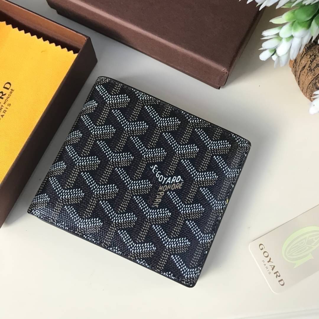 หนังแท้ GOYARD WALLET / GOYARD Victoire Bifold Wallet พร้อมส่งที่ไทย กระเป๋าสตางค์ผู้ชายใบสั้น พร้อมส่ง 6 สี พร้อมกล่องแบรนด์สวยหรูน่าใช้มากค่ะ อีกรุ่นที่ยอดขายไม่เคยตก 🤑🤑 ใบจริงดูผู้ดี ดูแพง!! ภายในมีช่องใส่บัตรได้เยอะ ใส่ธนบัตรได้ทุกใบ ห