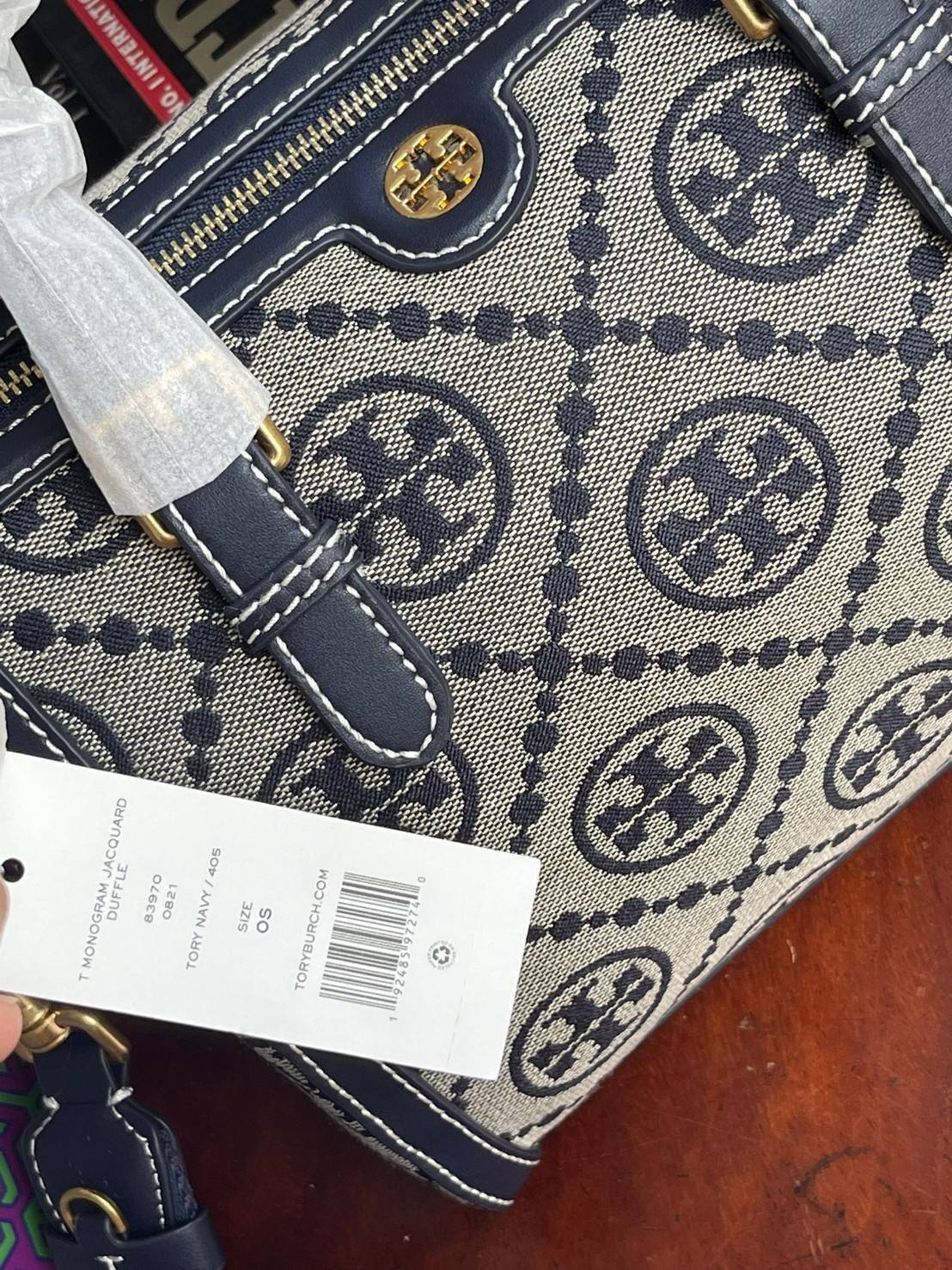 Large: Tory burch T Monograme Jacquaed Duffle เป็นทรงกระเป๋าที่มีความฮอตฮิตตลอดกาล ด้วยรูปทรงคลาสสิคและเหมาะใช้งานเข้ากับทุกสถานการณ์ ไม่ว่าจะเป็นกระเป๋าสะพายไหล่ เพิ่มความคล่องตัวและเข้าได้กับทุกลุค ไม่ว่าจะเป็นวันสบายๆ หรือวันที่ต้องออกไปทำกิจกรรมลุยๆ ห