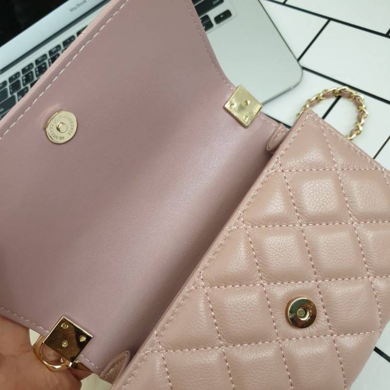 📣รุ่นขายดีที่สุด ** รอบใหม่ **หนังวัวแท้ สวย นิ่มมากๆค่า และ ปักลายตารางออกมาสวยมาก ** KEEP รุ่น Florence Flat bag ตัวกระเป๋าหนังแท้ นิ่ม-ตึง สุดๆ รุ่นนี้ จะมี 2 ขนาด คือ mini และ classic ไซด์