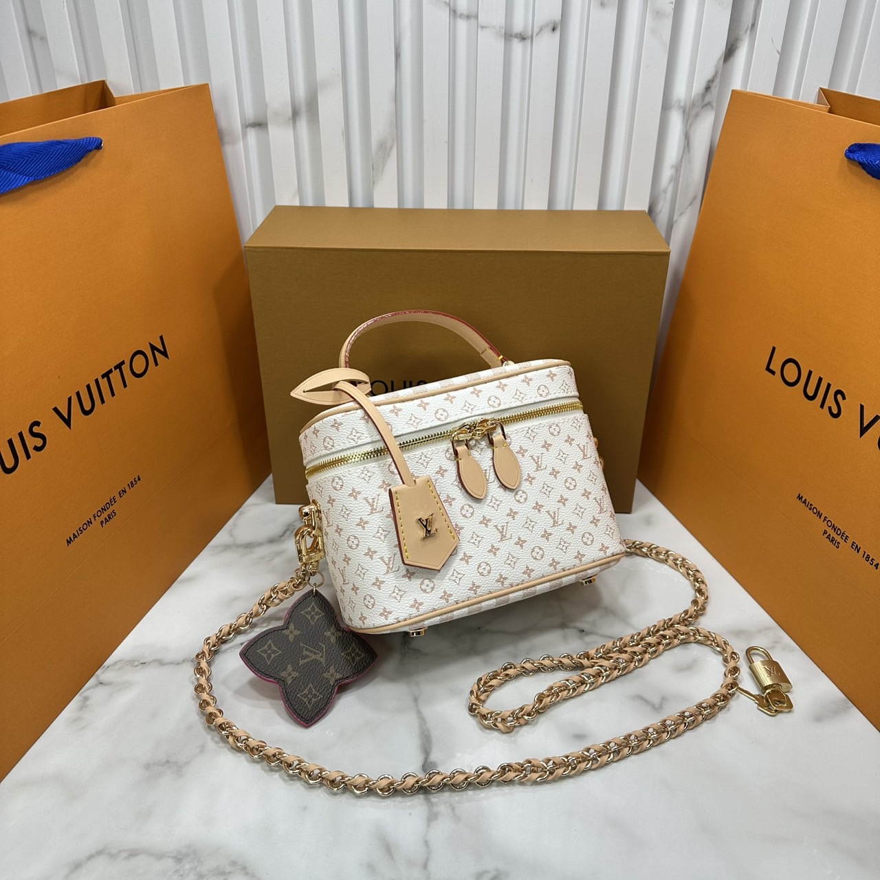 ORI หนังแท้ | LV Vanity Cosmetic Bag กระเป๋ารุ่นวานิตี้ กระเป๋าเครื่องสำอางจากคอลเลคชั่น Louis Vuitton Baby พกพาผลิตภัณฑ์อาบน้ำและของใช้จำเป็นอื่นๆ อย่างมีระดับ Monogram แคนวาสสุดเอ็กซ์คลูซีฟสำหรับคอลเลคชั่น