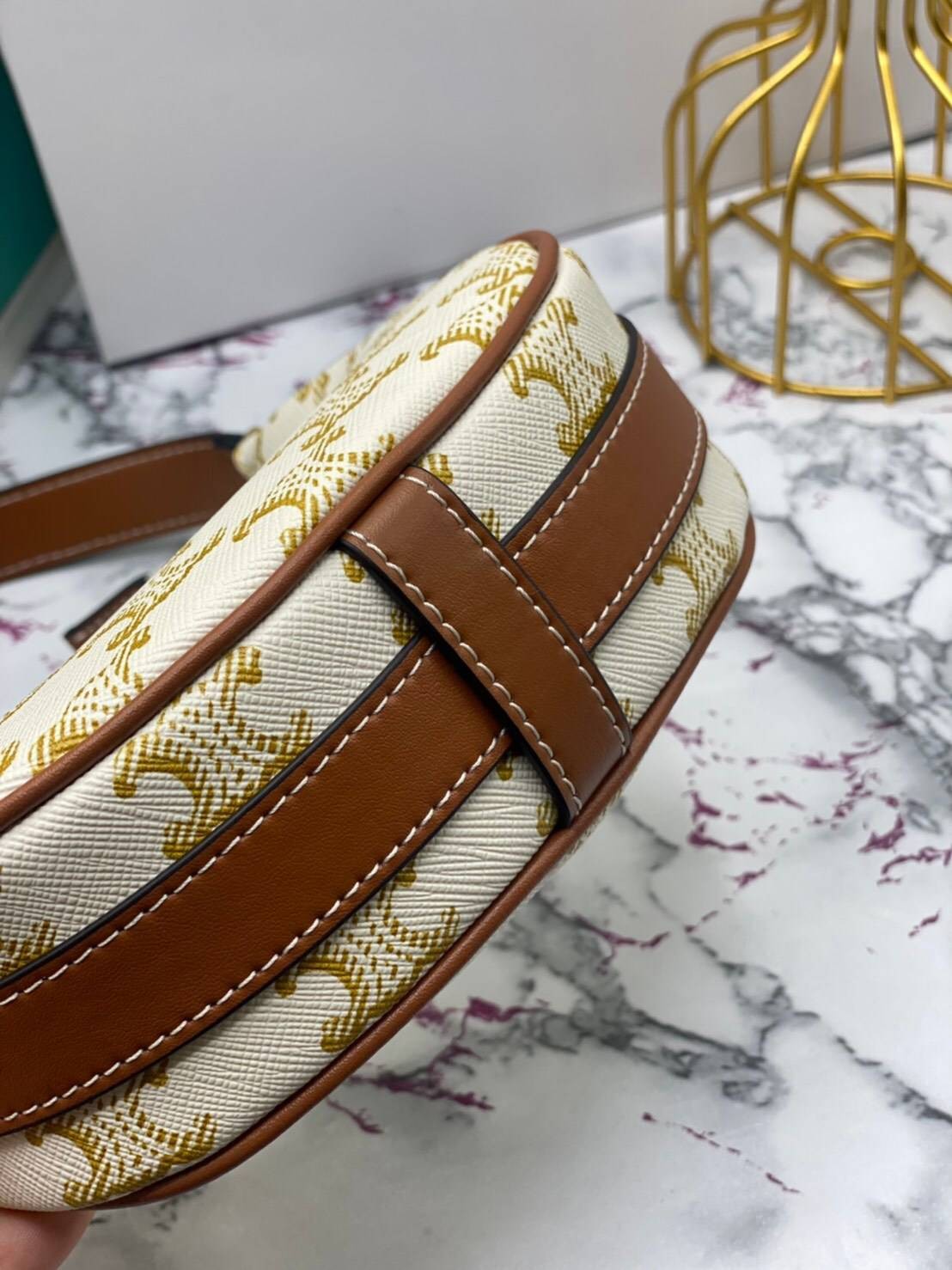 VIP 】หนังแท้ CELINE MINI AVA IN TRIOMPHE CANVAS AND CALFSKIN TAN กระเป๋าถือ/คล้องไหล่ ขนาดมินิน่ารัก สาวๆสายคิ้วตี้ไม่ควรพลาดเลยค่าา น่ารักมากกๆๆ แต่ยังคงเรียบหรูและคลาสสิก ทั้งลายที่แสนโดดเด่น และสายแบบเข็มขัดก็เข้ากันได้ดีสุด ๆ ไม่มีโลโก้ใด ๆ ประทับอยู่