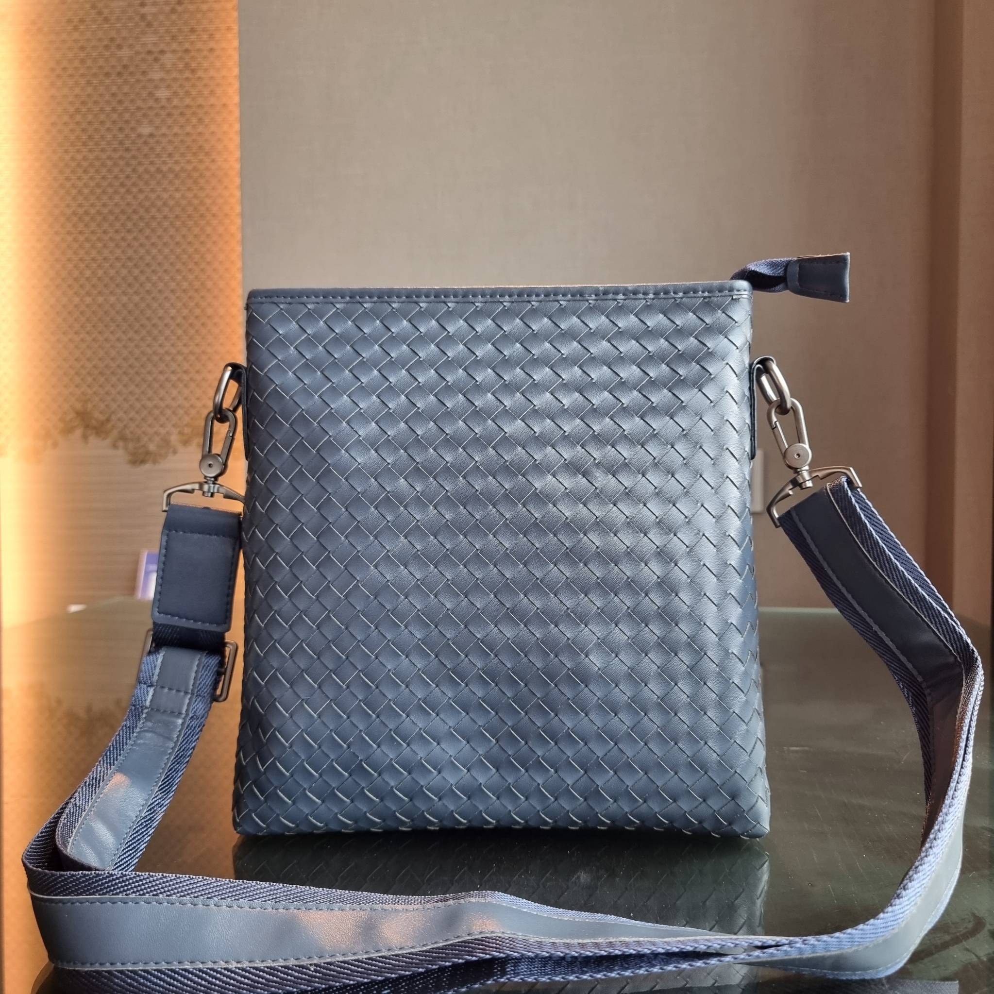 VIP 】อีกหนึ่งไอเท็มเด็ดที่หนุ่มๆรอคอย กระเป๋าสะพายข้างทรงแมสเซนเจอร์ B.ottega venata vip bag ดีไซน์คลาสสิคเอกลักษณ์ ลายสานเรียบหรู ดูแพง ทรงผู้ดี หล่อไปอีก อัพลุคไปอีก วัสดุหนังวัวเต็มใบ เปิด-ปิดด้วยซิป ภายในโล่งกว้างใส่ของได้ครบถ้วนสิ่งสำคัญ สายสะพายปรับ