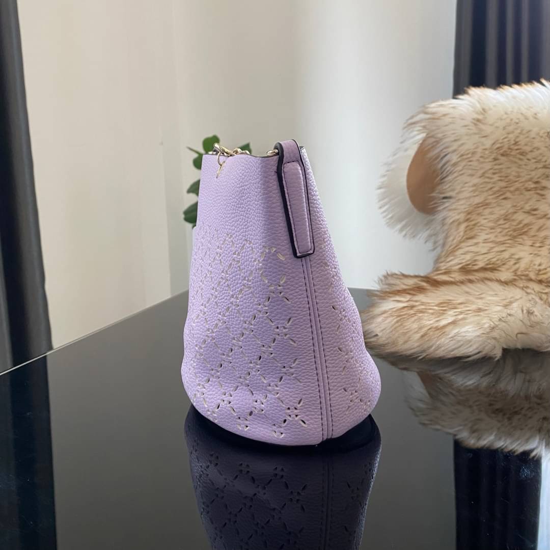 Guess Amara Bucket Handbag ซื้อ 1 ได้ถึง 2 กระเป๋ารุ่นใหม่ล่าสุดทรงถังสุดน่ารัก พิมพ์ลายรอบใบ วัสดุหนังนิ่มคุณภาพดี นิ่ม น้ำหนักเบา ด้านหน้าประดับด้วยโลโก้แบรนด์สวยโดดเด่น เปิด-ปิดด้วยด้วยตัวคล้องอะไหล่เงินสะดวกใช้ ด้านในโล่ง มีสายยาวปรับระดับได้มาให้ มาพ