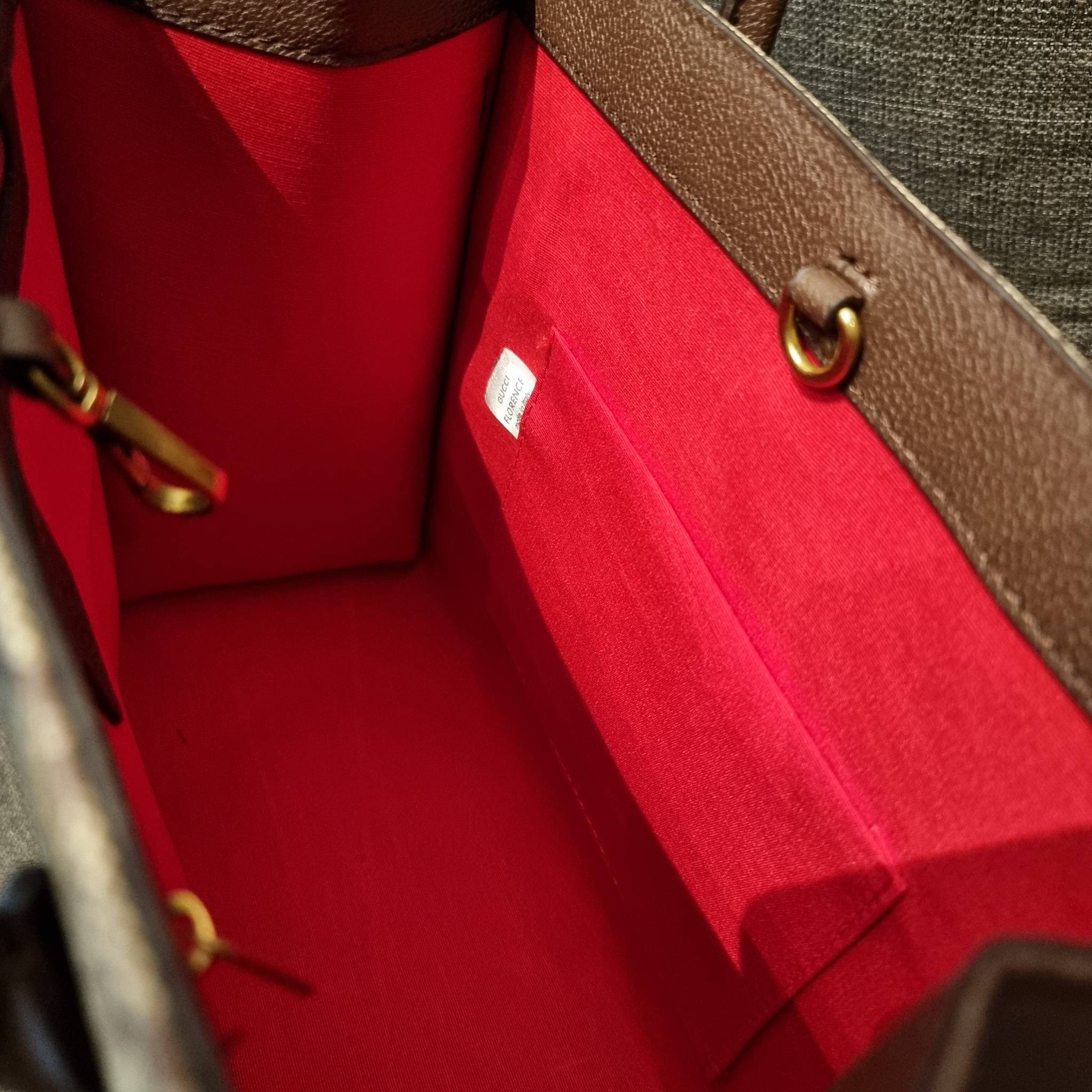 GUCCI Tiger GG small tote ใบใหญ่ ร้อนแรงไฟลุก!! ต้อนรับปีเสืออย่างเป็นทางการ จัดให้แบบเลิศๆ กับกระเป๋าทรงโท้ท วีไอพีพรีเมี่ยมกิ๊ฟ ไซส์ใหญ่ โดดเด่นด้วยจัมโบ้ฟอนท์ สวยเอกลักษณ์ วัสดุหนังแคนวาส ภายในโล่งกว้างมาก ใส่ของแบบแน่นๆ จุๆไปได้เลย หมดห่วง!! และยังมีส