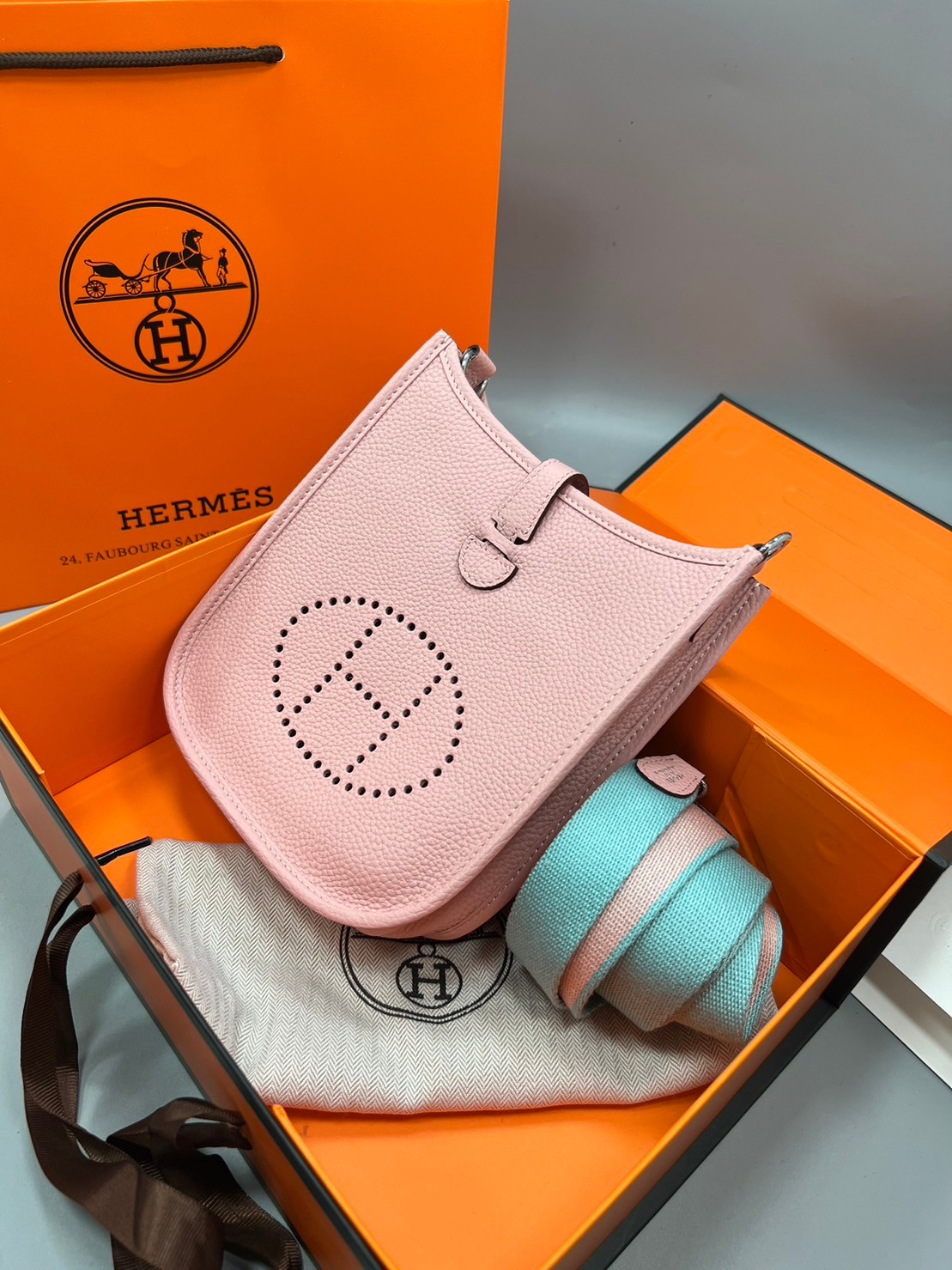 HERMES evelyne mini bag Luxury Bag กระเป๋าสะพายแบรนด์ดัง แบรนด์หรู คลาสสิกตลอดกาล ใช้ได้ทั้งชายหญิง ใบเดียวจบ สวยรวยปัง เกรดท็อปออริจินอล ภาพสินค้าถ่ายจากงานขายจริง ใช้งานต่างประเทศได้