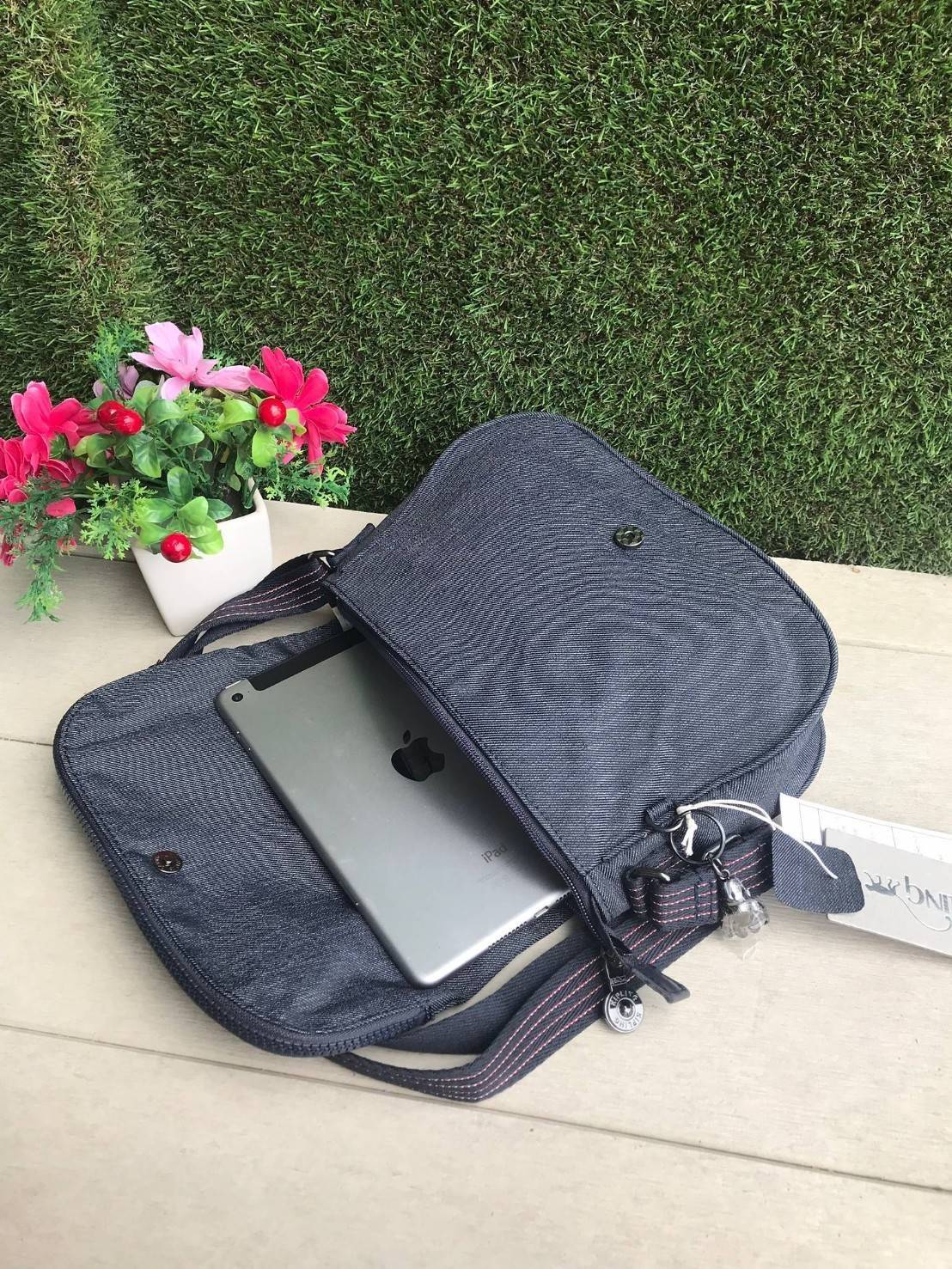 Kipling Basic Plus Earthbeat S Crossbody bag กระเป๋าสะพายทรงครอสบอดี้ สามารถสะพายได้ทั้งสายคู่และสายเดี่ยว มีดีเทลที่ฝาหน้ามีช่องซิปซ่อนทรงลึกและด้านหลังมีอีก1ช่อง ช่องหลักเปิดปิด2ชั้นด้วยกระดุมแม่เหล็กและซิปเดียวใช้งานง่าย ภายในใส่ได้ทั้งมินิไอแพด กระเป๋