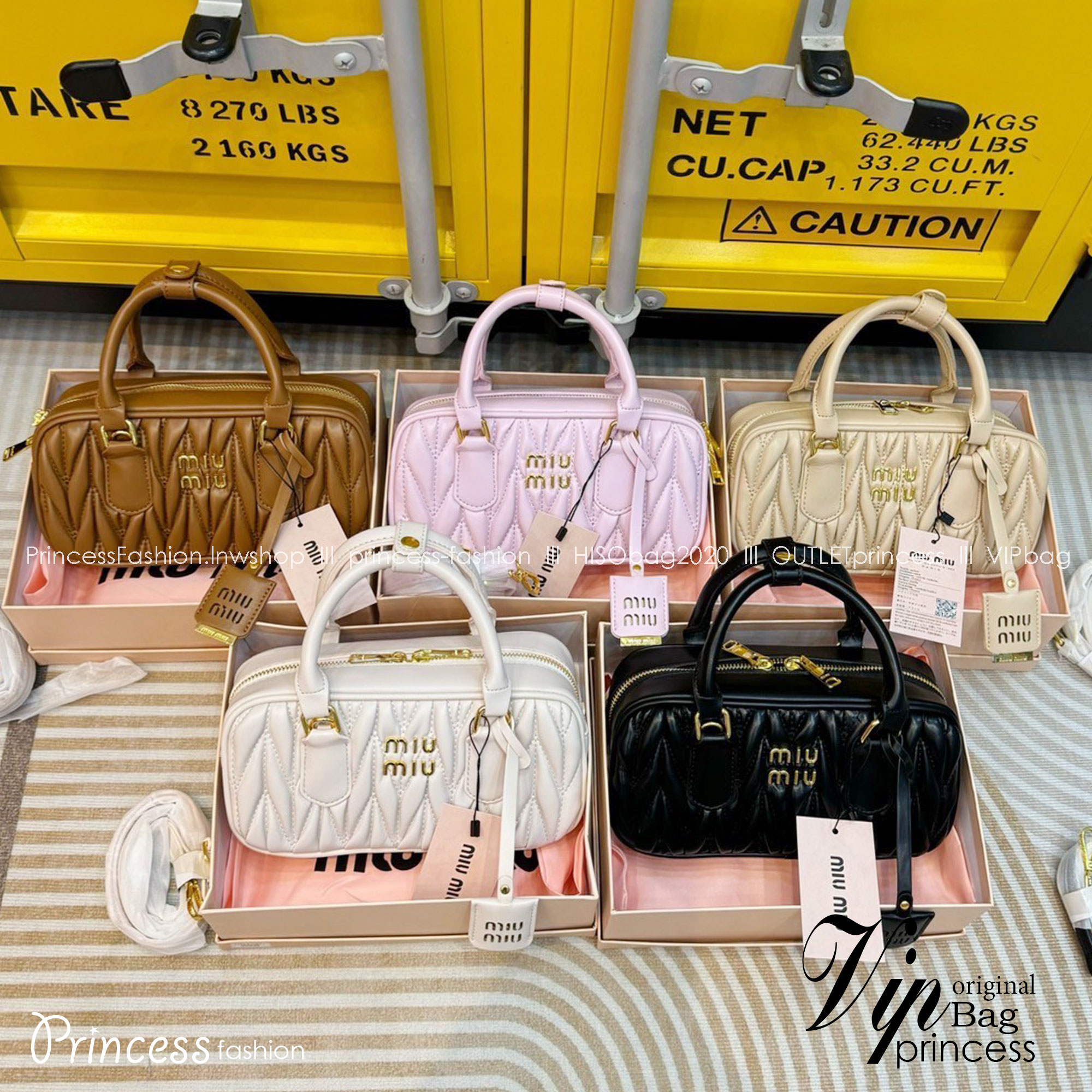 MIU MIU ARCADIE METELASSE LEATHER BAG กระเป๋าถือ/สะพายสุดชิค ที่ไม่มีตอนนี้คือพลาด ดีไซน์เพิ่มดีเทล ด้วยการเดินด้ายเป็นเอกลักษณ์ สวยดูแพง หูจับในตัวง่ายและสะดวกพกพา