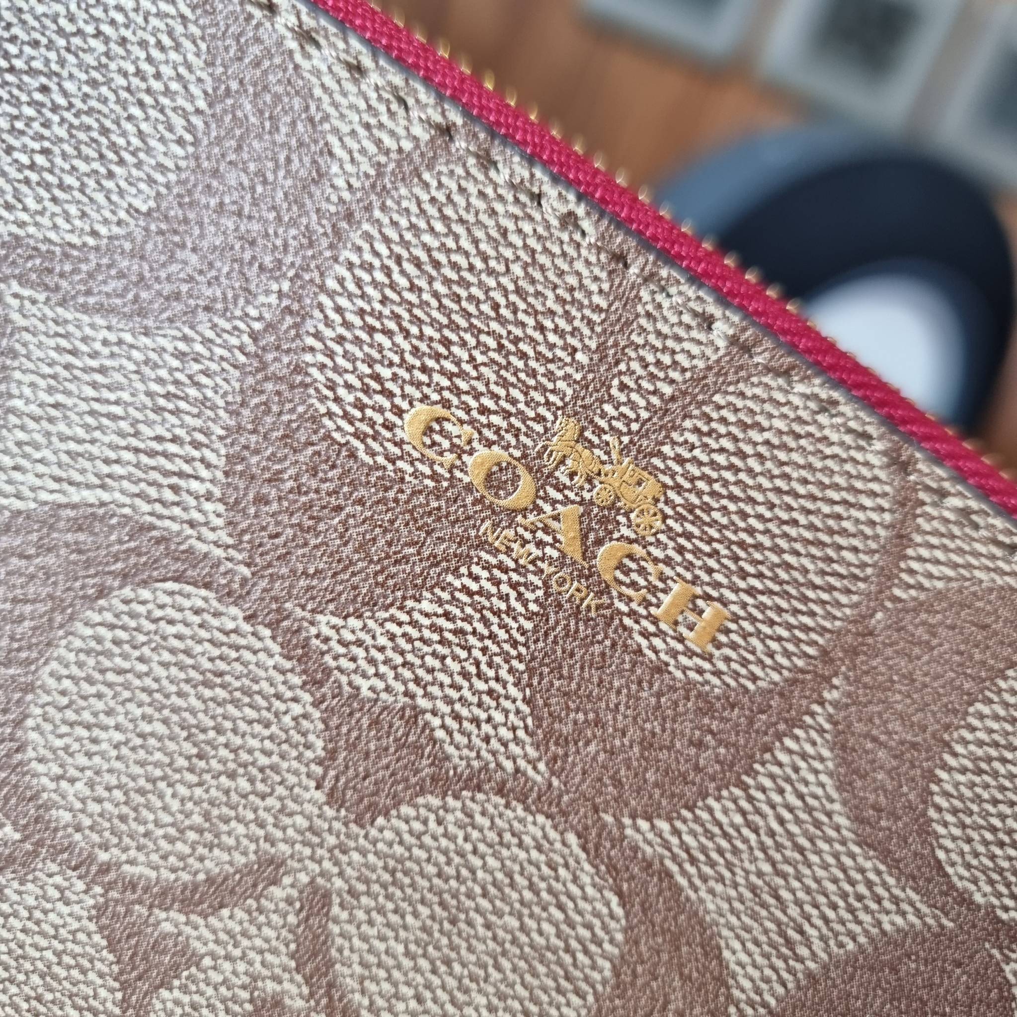 COACH F54057 DOUBLE ZIP WALLET IN SIGNATURE กระเป๋าคล้องมือ size L ใบนี้ใส่มือถือได้ทุกรุ่น ขนาดกำลังดี พกพาสะดวกมากๆ วัสดุหนังสังเคราะห์ ภายในเป็นผ้าสีสวยคม ใส่ธนบัตร ใส่บัตรได้เยอะ ใส่มือถือได้สบายๆทุกรุ่น ตอบโจทย์สาวๆที่ไม่ชอบพกเยอะวุ่นวายจ้า ใบนี้เอาอ