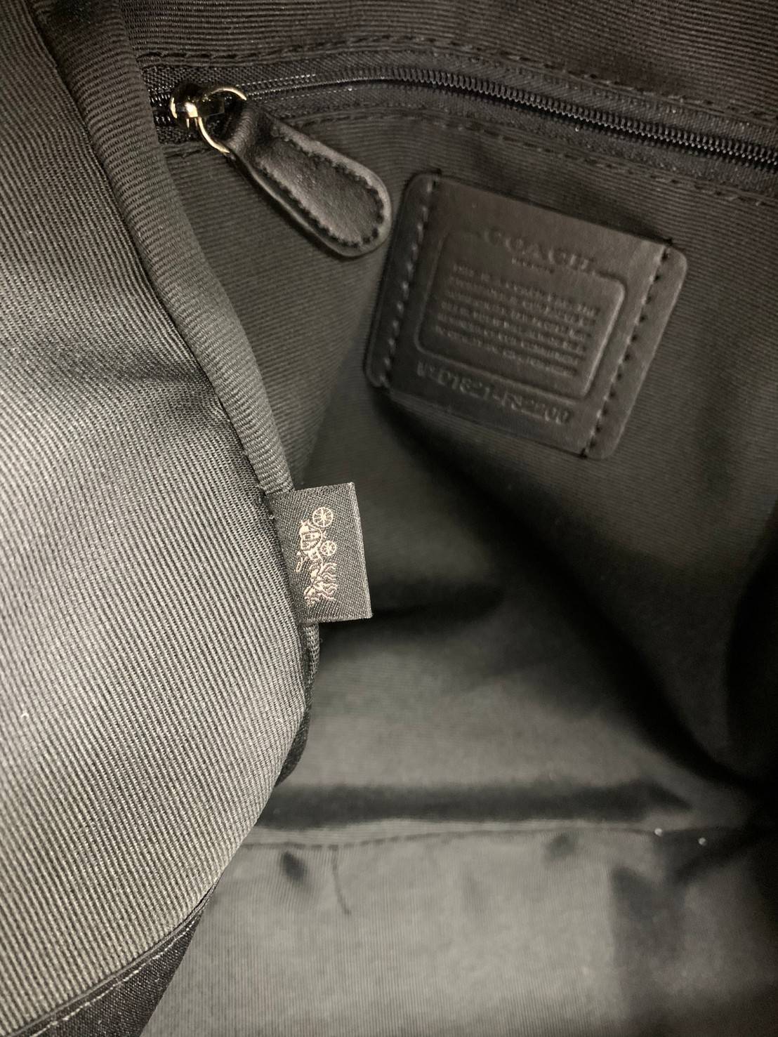 OUTLET 】COACH MEDIUM CHARLIE BACKPACK IN SIGNATURE ((32200)) พร้อมส่งที่ไทยอีกครั้งค่ะ! กระเป๋าสะพายหลังขนาดกลาง หนังแท้+ไนล่อน ด้านหน้ามีช่องซิปให้หนึ่งช่อง;เปิดปิดช่องหลักแบบซิปคู่ ภายในกว้างใส่สัมภาระได้จุนะคะ พร้อมช่องซิปให้อีกช่องค่ะ;สายสะพายสามารถเล