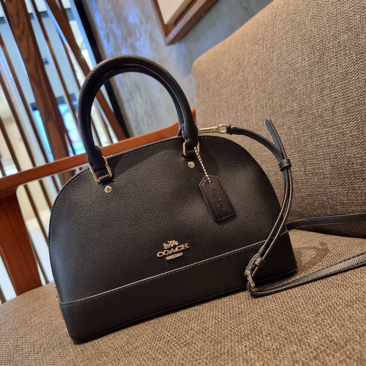 COACH F27591 MINI SIERRA SATCHEL กระเป๋าทรงโดมสุดคลาสสิค สีดำอมตะ ฮิตตลอดกาล มาพร้อมหูจับในตัวและสายสะพายครอสบอดี้ ที่จะคล้องแขนก็ได้อีกลุค หรือจะถือเก๋ๆก็เลิศ วัสดุหนัง crossgrain ทนทาน ดูแลรักษาง่าย ภายในโล่งกว้าง ใส่ของได้ครบไม่ต้องห่วง เป็นไอเท็มที่หา
