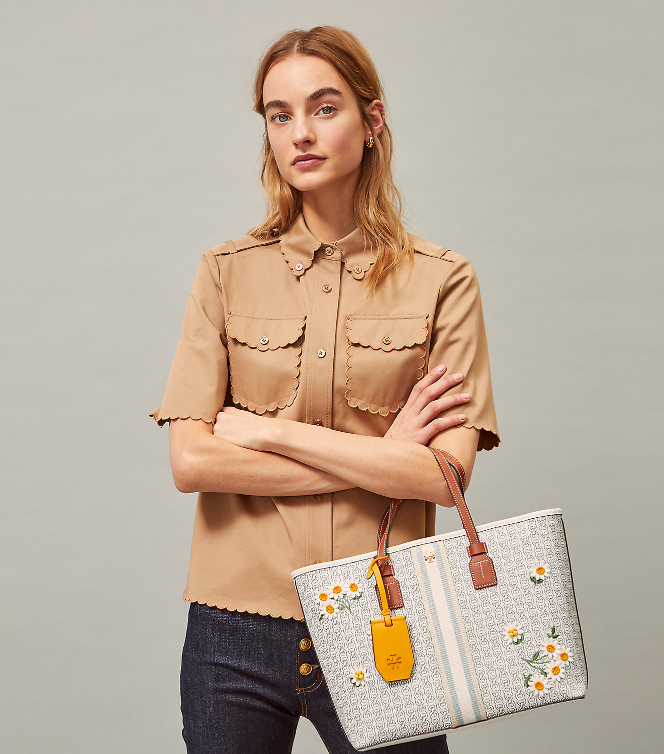 TORY BURCH GEMINI CANVAS SMALL PATCHES TOTE 🔺จุดเด่นของหนังคุณภาพต้องนิ่มสัมผัสได้ ไม่แข็งทื่อๆนะคะ! พร้อมส่งที่ไทย ใช้วันไหนๆก็สวยสุดๆไปเลยค่าา! กระเป๋าทรงTote ไม่เล็กอย่างที่คิดนะคะ😁 หนังแท้ชั้นดี ลายหนังสวยนิ่มมือดีมากค่ะ ตัวกระเป๋าลายโ