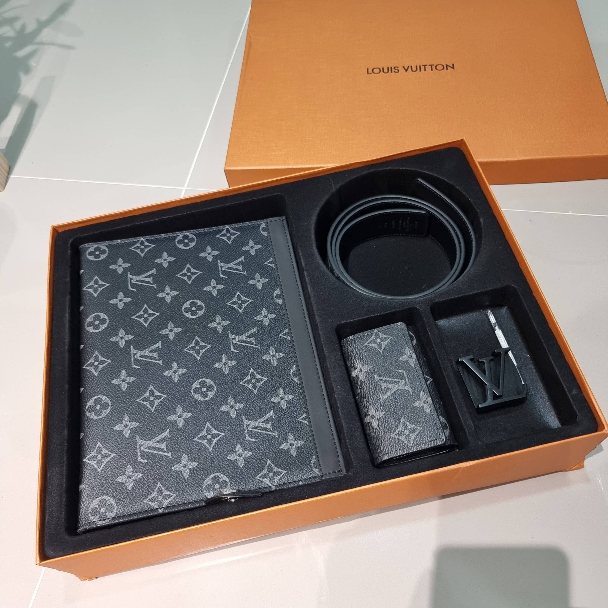 LV POCHETTE VOYAGE SET BAG / LV gift box สุดยอดไอเท็มใน box set ที่เหมาะแก่การเก็บสะสม หรือจะส่งให้เป็นของขวัญในช่วงปีใหม่ก็ดีงามที่สุด จัดให้ทั้งกระเป๋าคลัทช์สีคลาสสิค กระเป๋าเก็บกุญแจ ที่จัดสรรให้พกพาได้ง่ายไม่เกะกะ และเข็มขัดเข้าเซ็ทคุมโทนได้ดีเยี่ยม แ