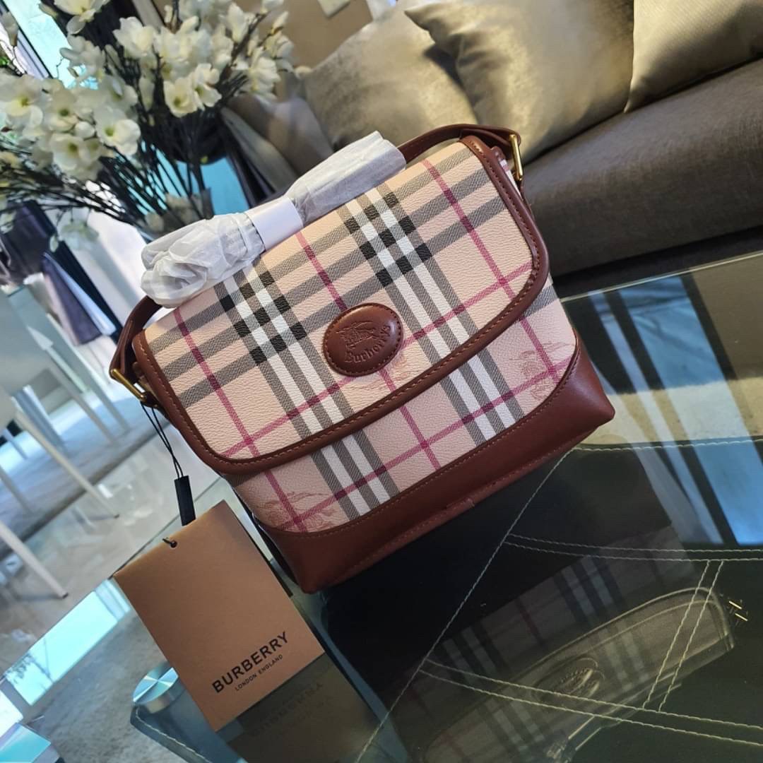 BURBERRY CROSSBODY VINTAGE BAG Limited Edition วัสดุหนังPVC สวยอยู่ทรง เปิดปิดด้วยฝาปิดกระดุมแม่เหล็ก ภายในมีช่องใส่ของแยกอีกช่อง สามารถใส่กระเป๋าสตางค์ยาว iphone เงิน ของจุกจิกได้ สายสะพายหนังยาวปรับระดับได้ อะไหล่แบรนด์สีทองวินเทจ Rare items เด็ดๆแบบนี้