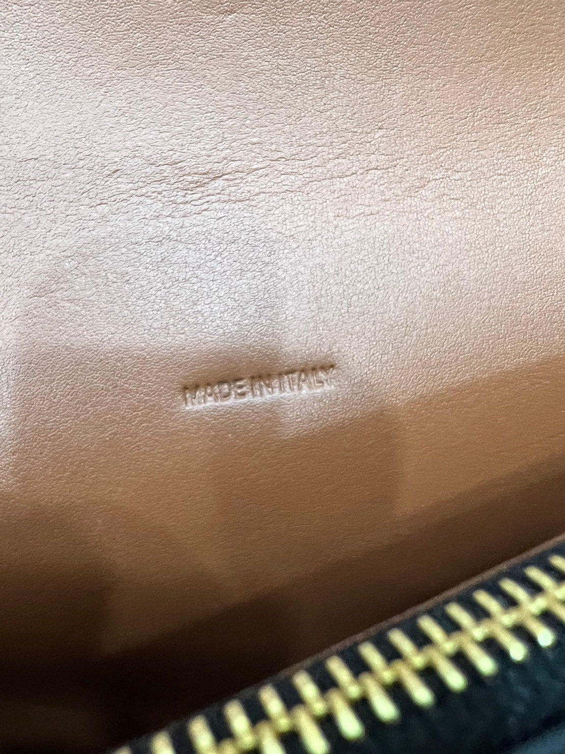 CELINE WALLET ON STRAP / CELINE TRIOMPHE CLUTCH กระเป๋าสะพายข้างใบเล็กสวยคลาสสิค สวยตะโกน งานเป๊ะปัง มีสายสะพายหนังสีน้ำตาล ถอดสายออกเพื่อเป็นกระเป๋าถือทรงคลัชท์เปลี่ยนลุคช์ ลวดลายtriomphe ความเป็นแบรนด์ CELINE ได้อย่างชัดเจน ให้ความรู้สึกที่ดูวินเทจ ที่ส